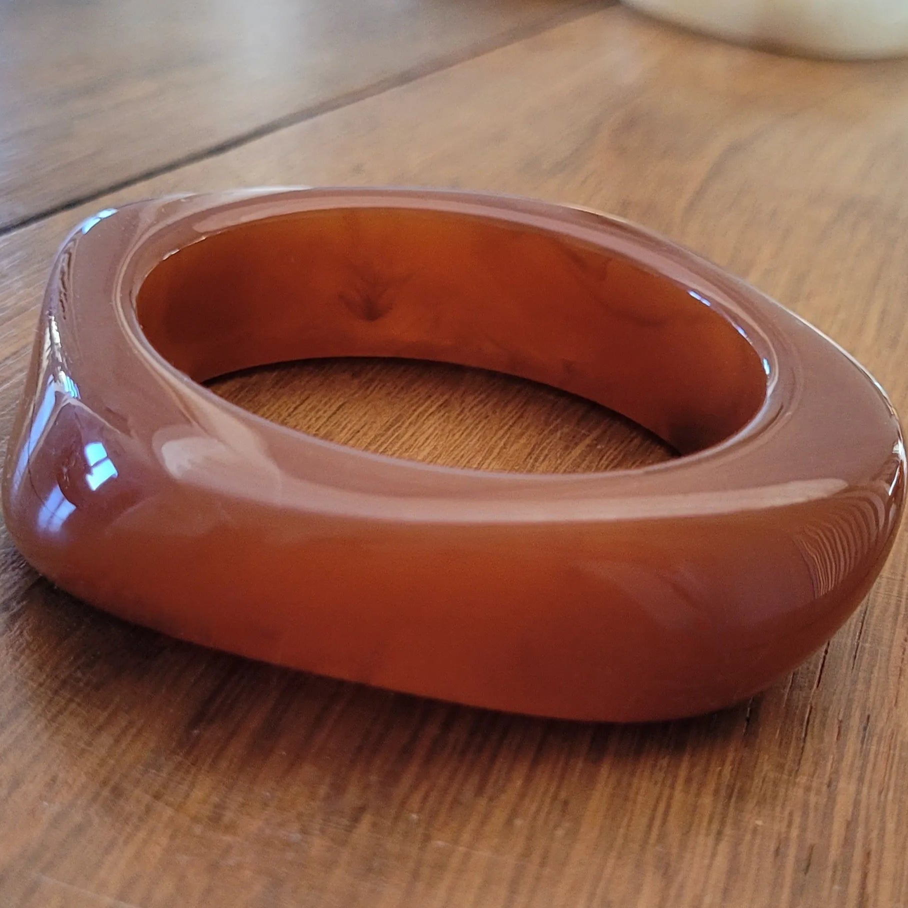 bracelet Rhéa couleur caramel, un bracelet en résine à la mode et sculptural