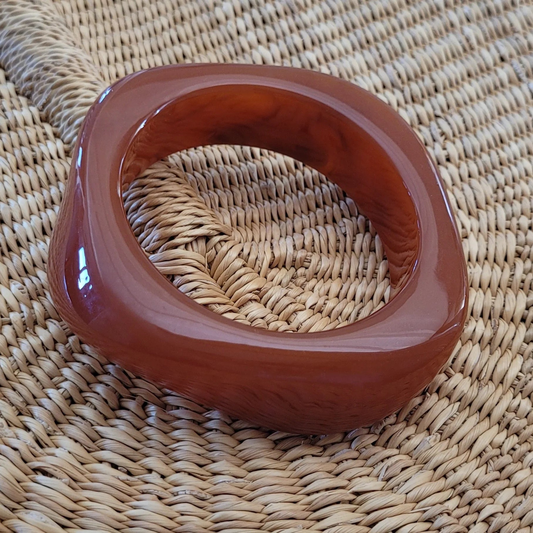 bracelet Rhéa couleur caramel, un bracelet en résine à la mode et aux couleurs d’automne