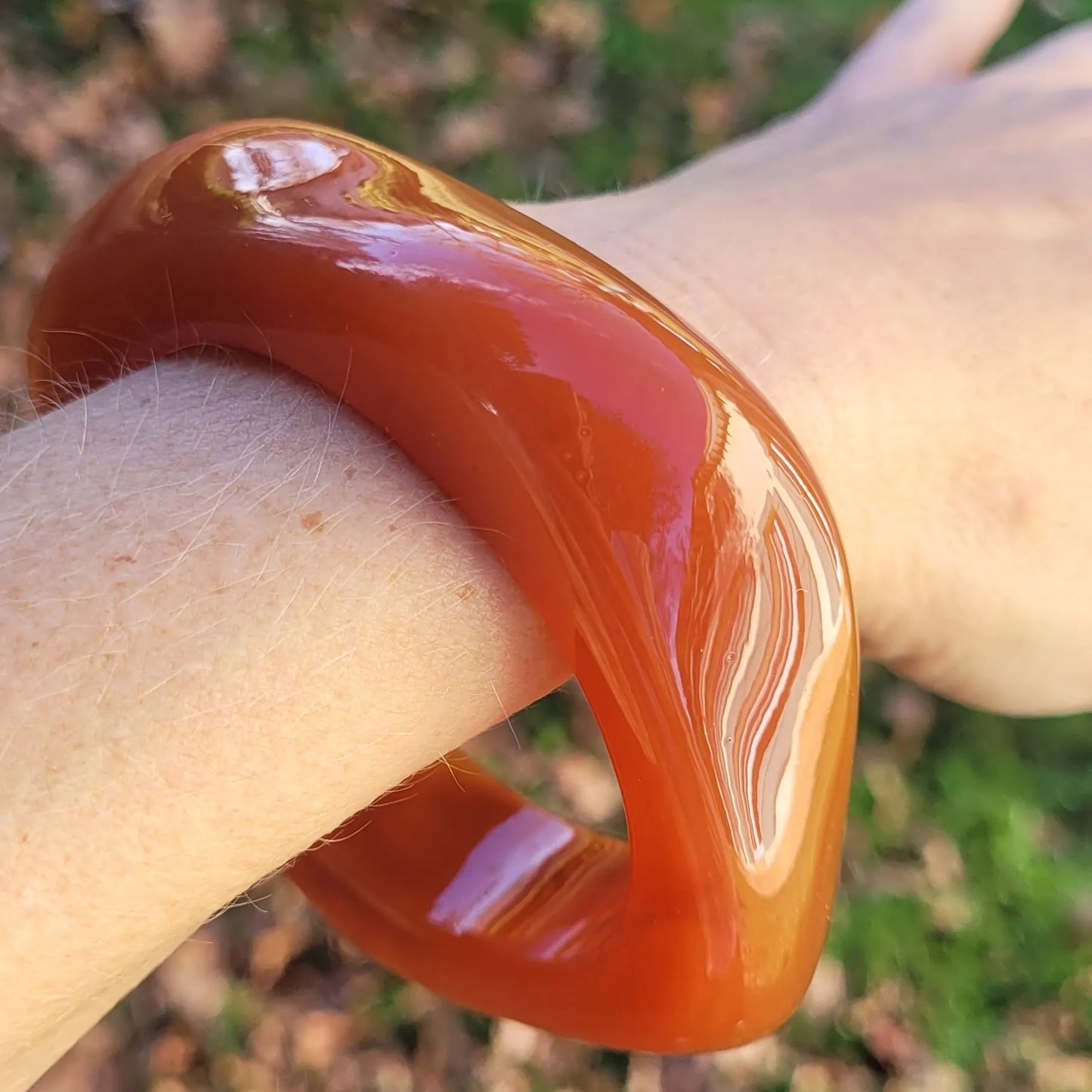 bracelet Rhéa couleur caramel, un bracelet en résine à la mode et iconique