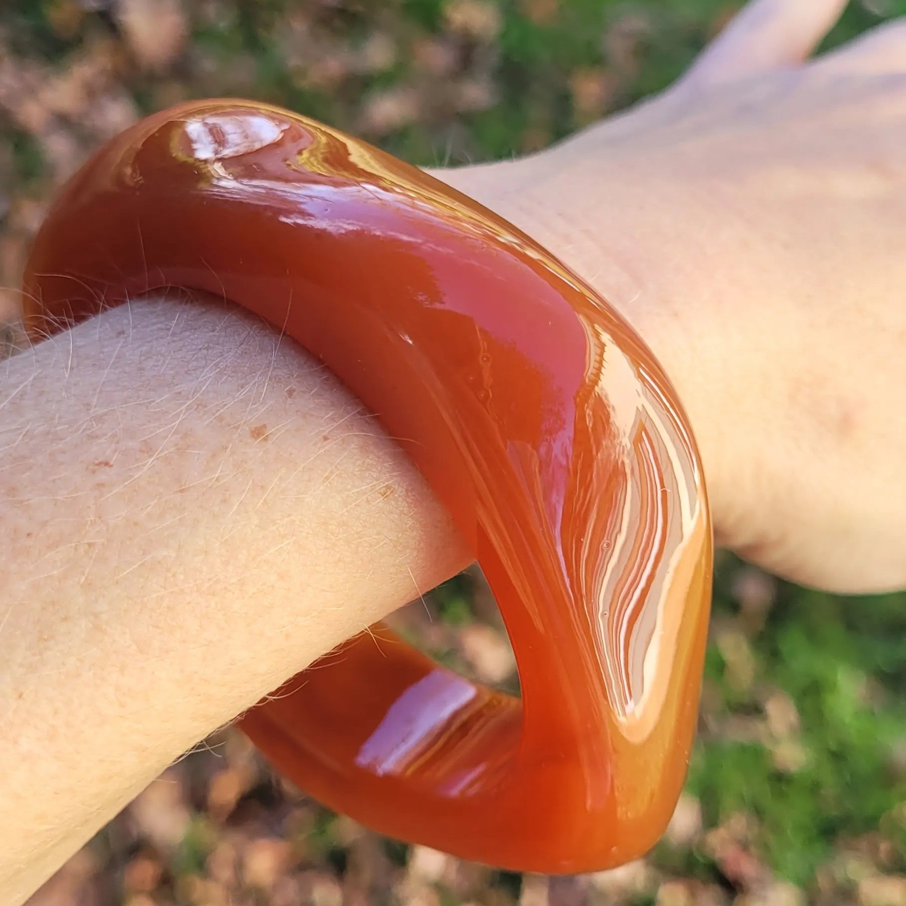 bracelet Rhéa couleur caramel, un bracelet en résine à la mode et iconique