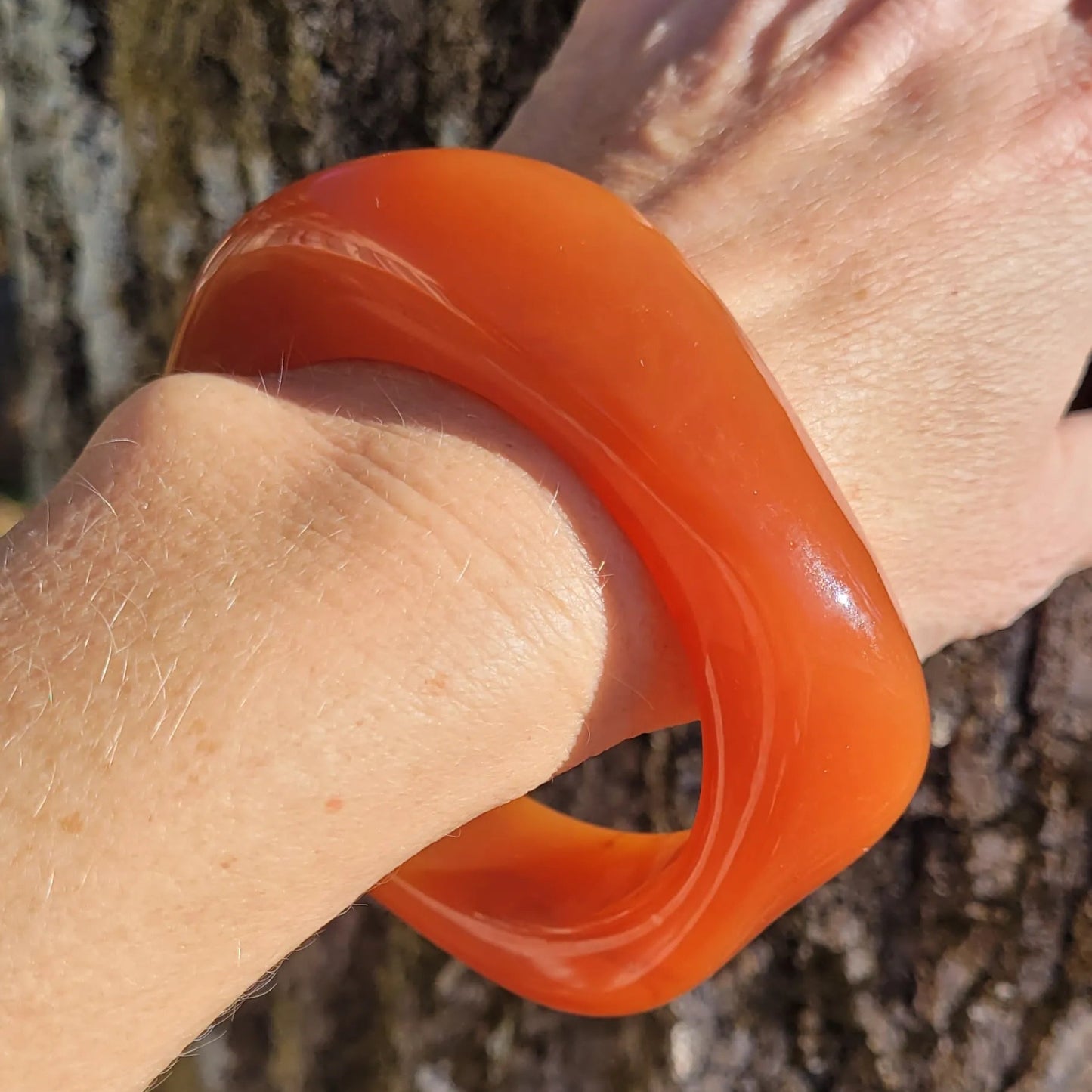 bracelet Rhéa couleur caramel, un gros bracelet tendance en résine 