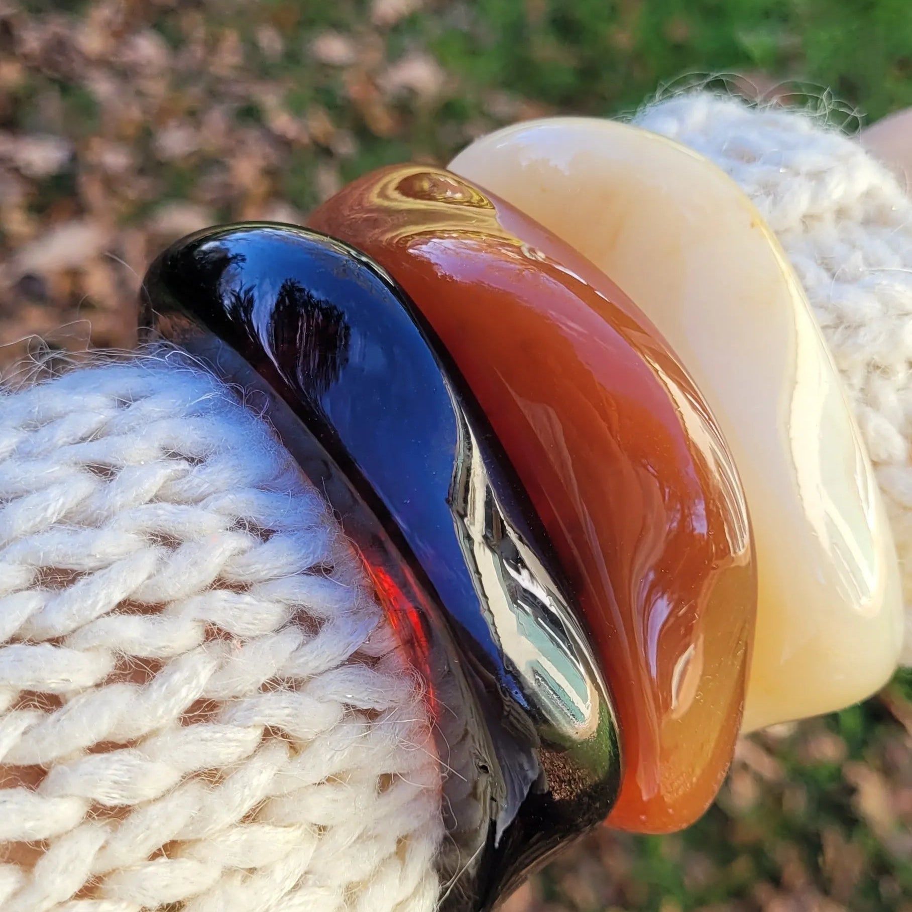 bracelet Rhéa couleur caramel, un gros bracelet sculptural en résine 