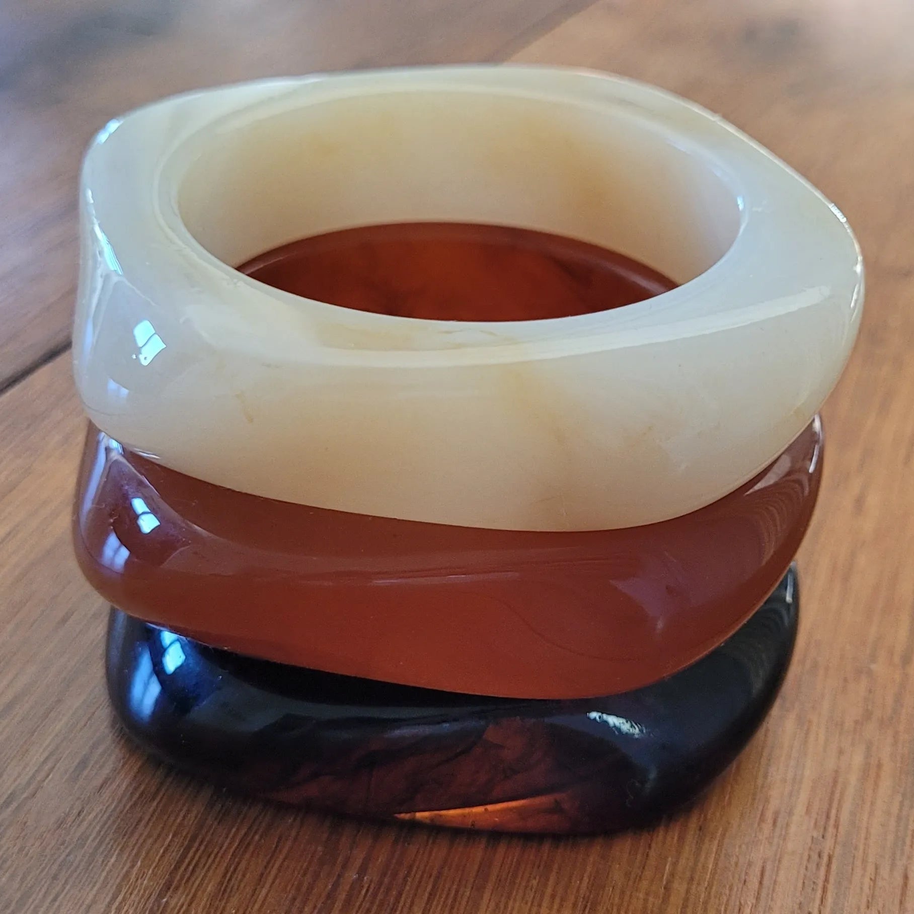 bracelet Rhéa couleur caramel, un gros bracelet aux couleurs d’automne en résine 