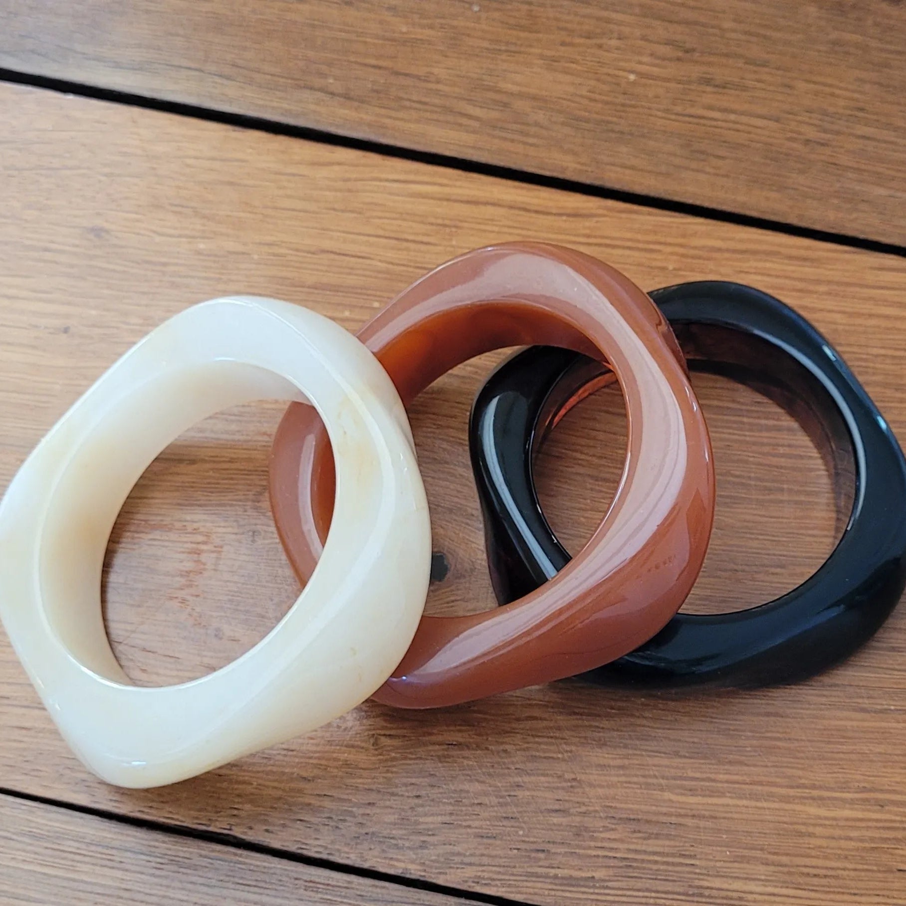 bracelet Rhéa couleur caramel, un gros bracelet iconique en résine