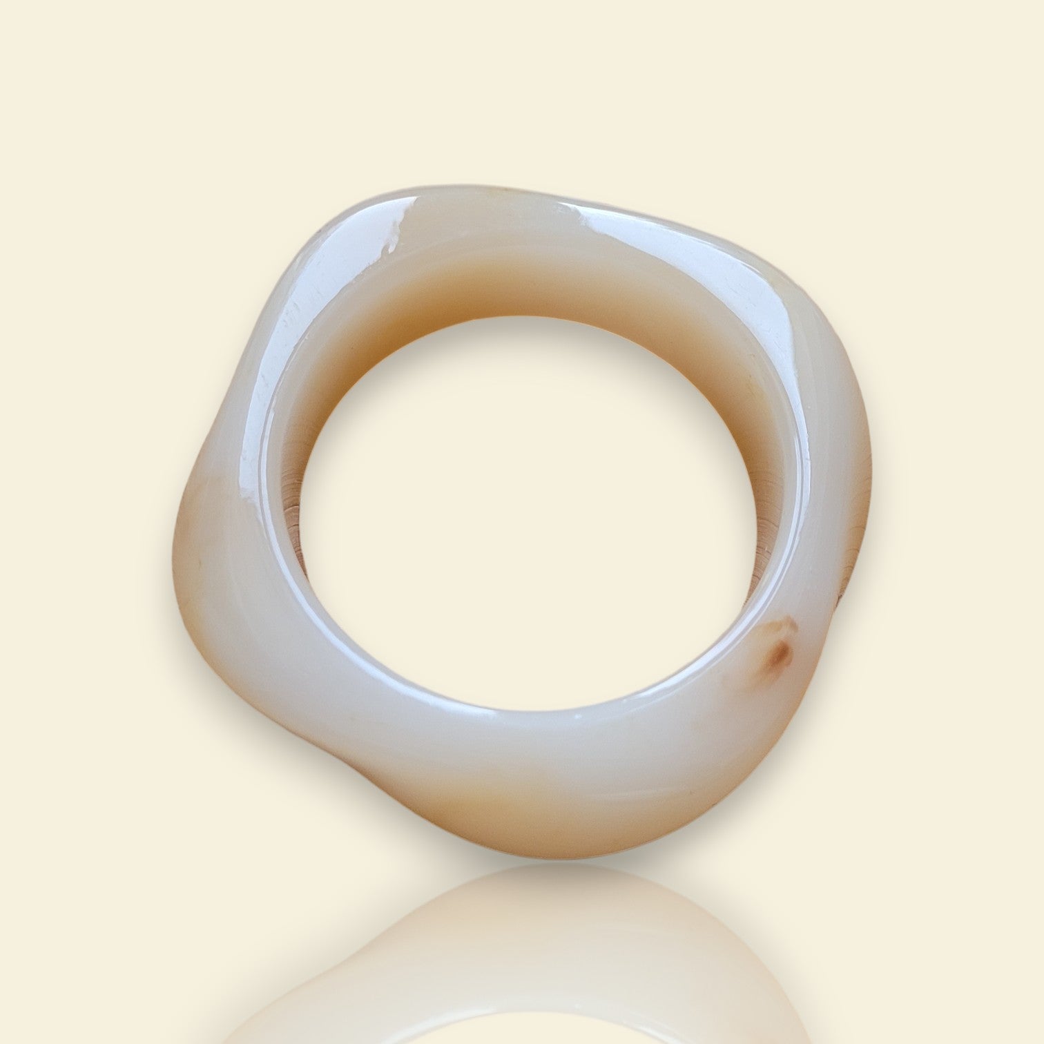 bracelet Rhéa couleur creme, un bracelet en résine à la mode et tendance