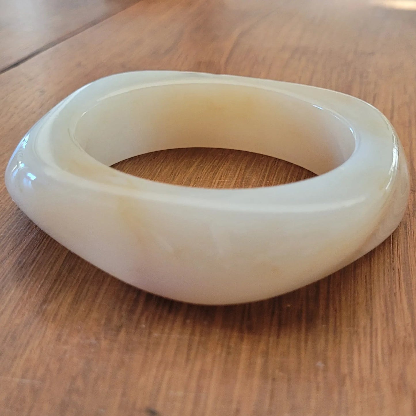 bracelet Rhéa couleur creme, un bracelet en résine à la mode et sculptural