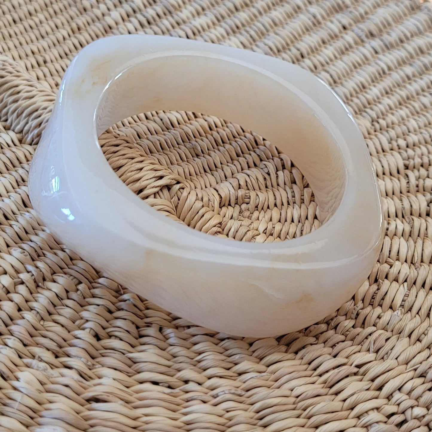 bracelet Rhéa couleur creme, un bracelet en résine à la mode et aux couleurs d’automne