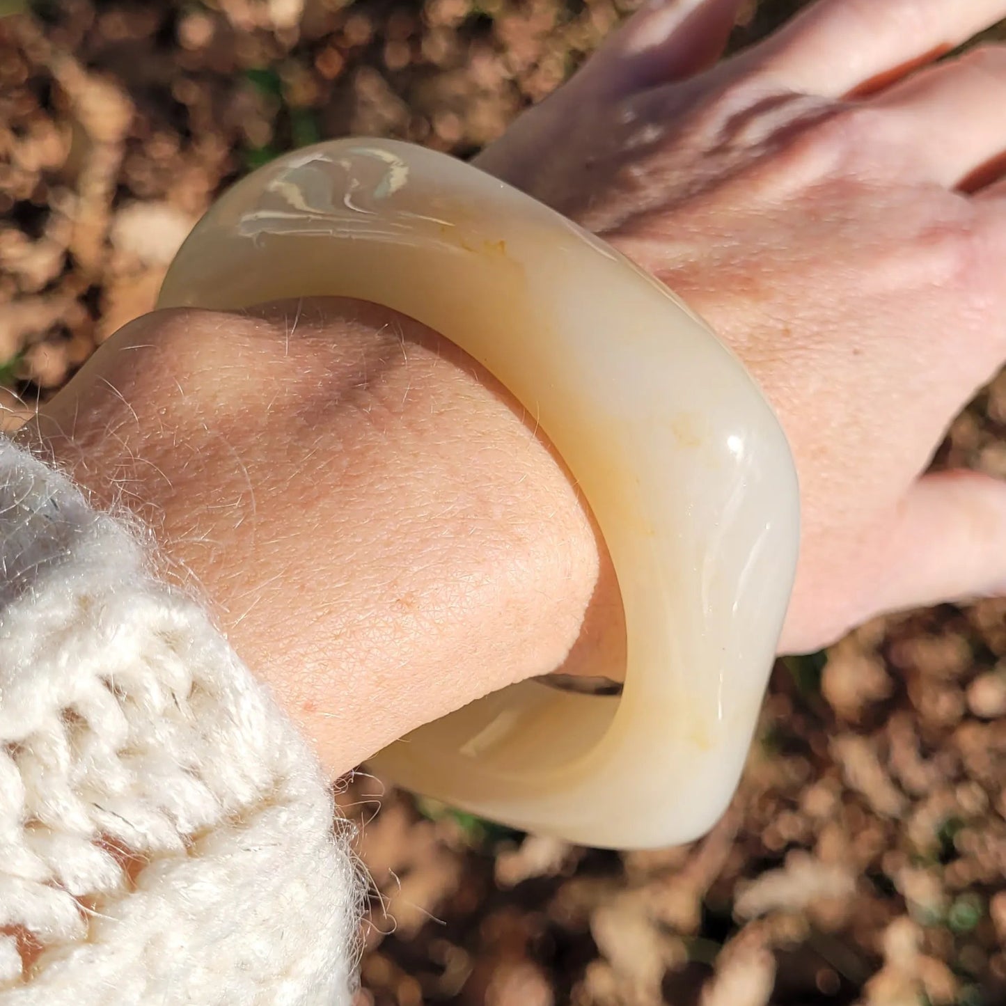 bracelet Rhéa couleur creme, un bracelet en résine à la mode et iconique