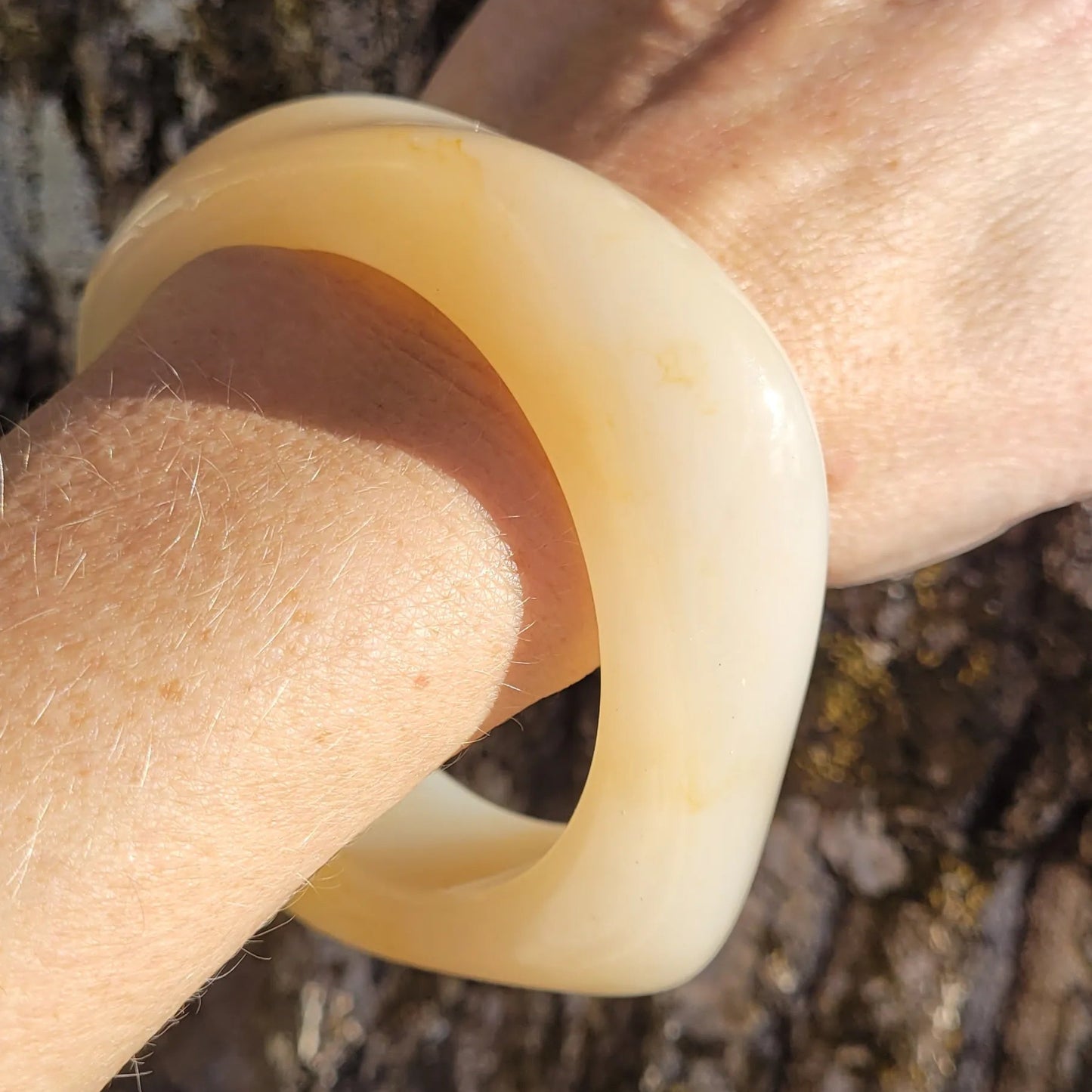 bracelet Rhéa couleur creme, un gros bracelet tendance en résine 