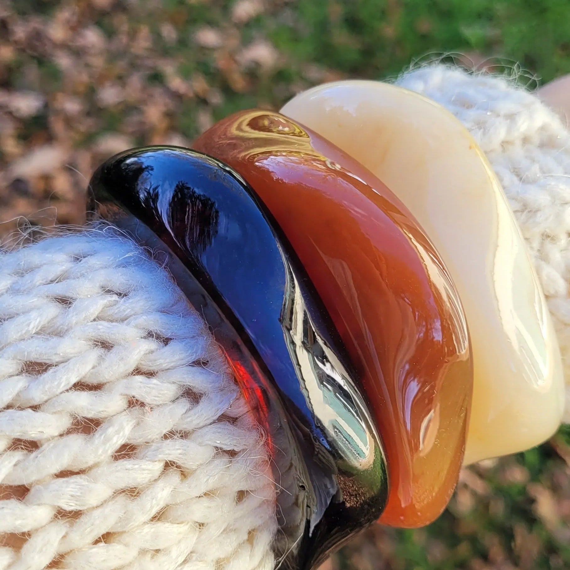 bracelet Rhéa couleur creme, un gros bracelet sculptural en résine 