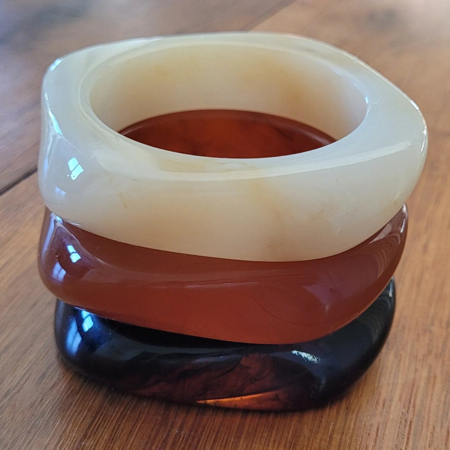 bracelet Rhéa couleur creme, un gros bracelet aux couleurs d’automne en résine 