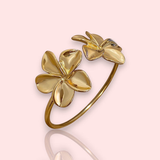 bracelet rigide pour femme Azalée, un bracelet doré avec un duo de fleurs
