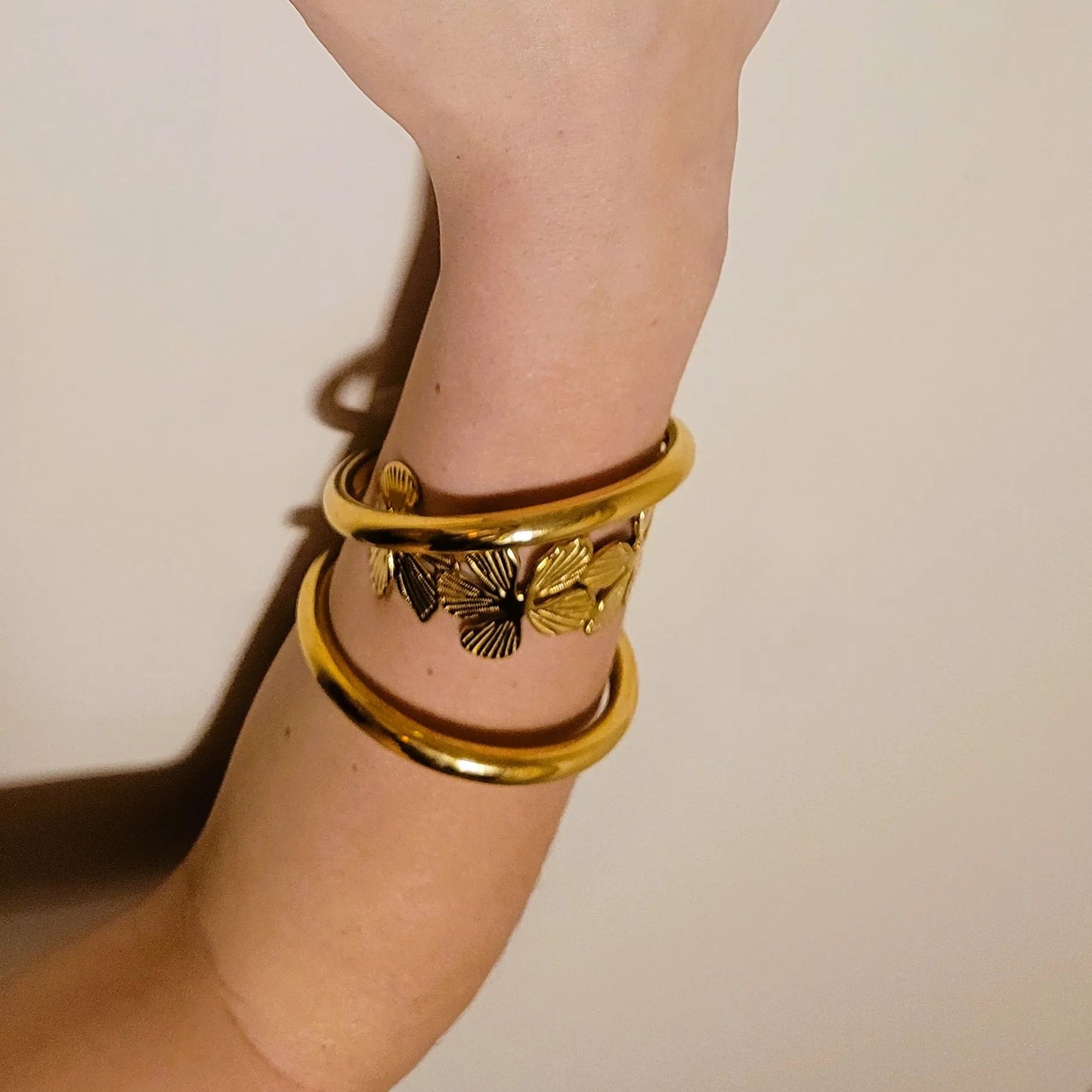 bracelet rigide Pretty doré, un jonc en acier inoxydable élégant