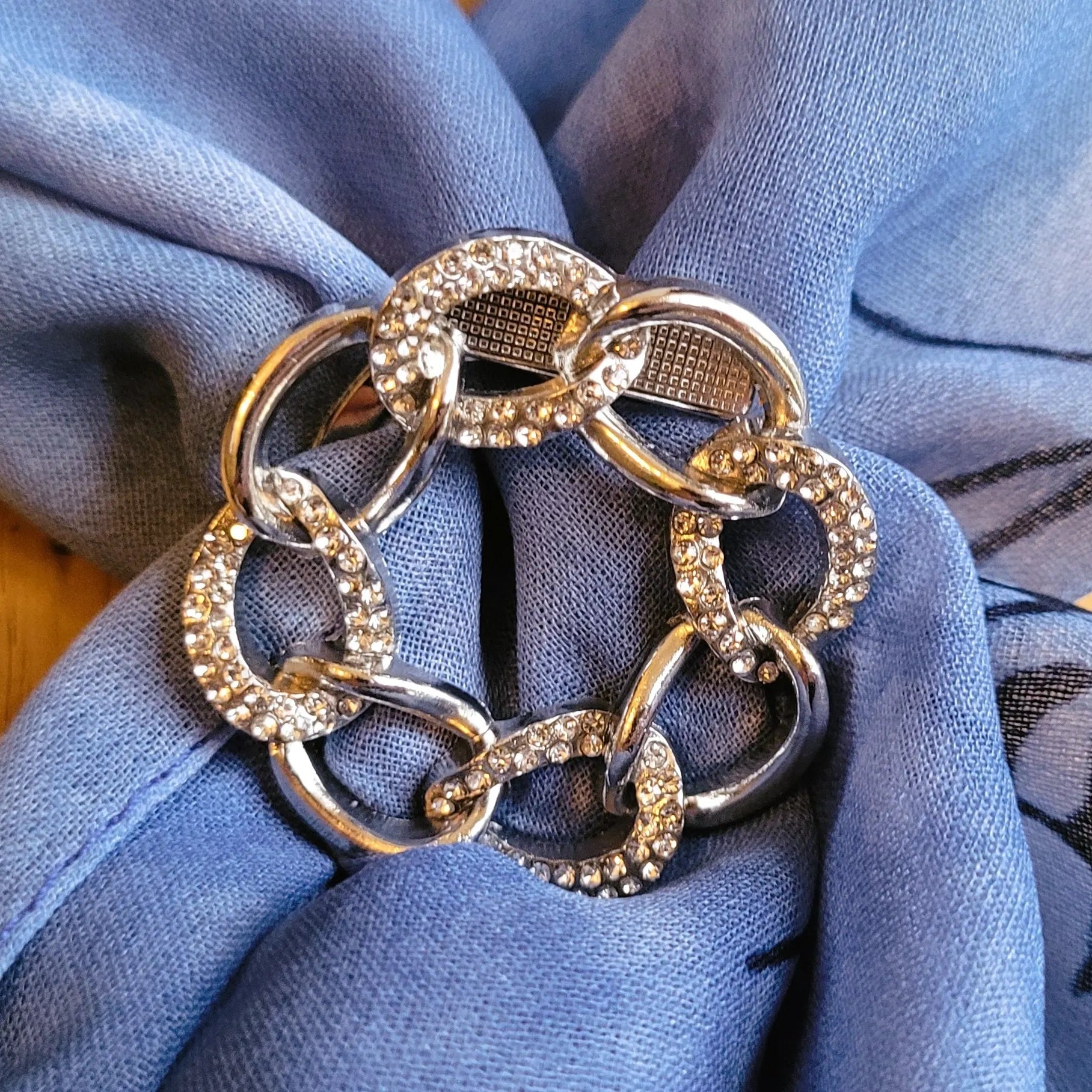 broche argentée Anaelle, une boucle pour foulard en forme de couronne de maillons