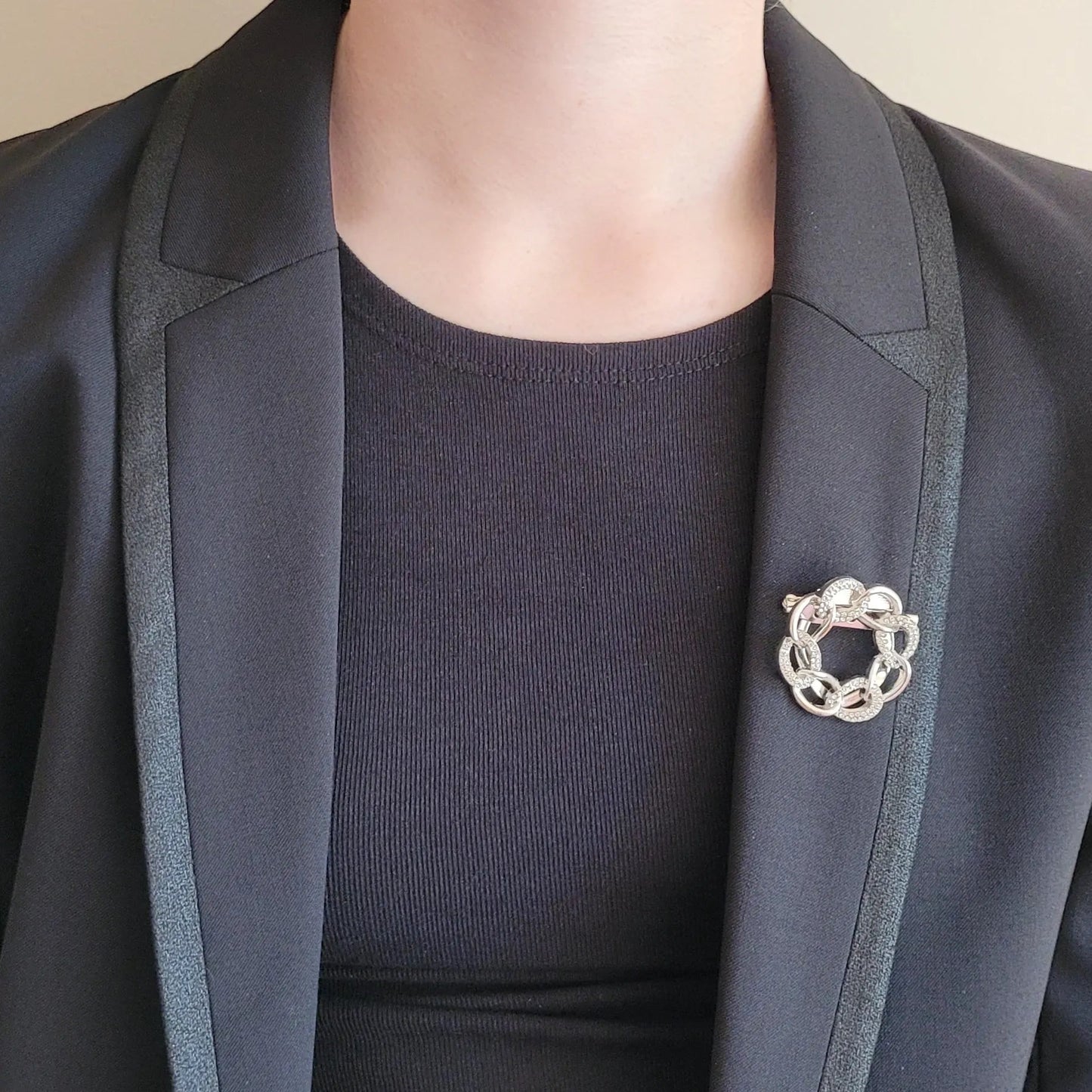 broche argentée Anaelle, un bijou moderne en forme de couronne de maillons 