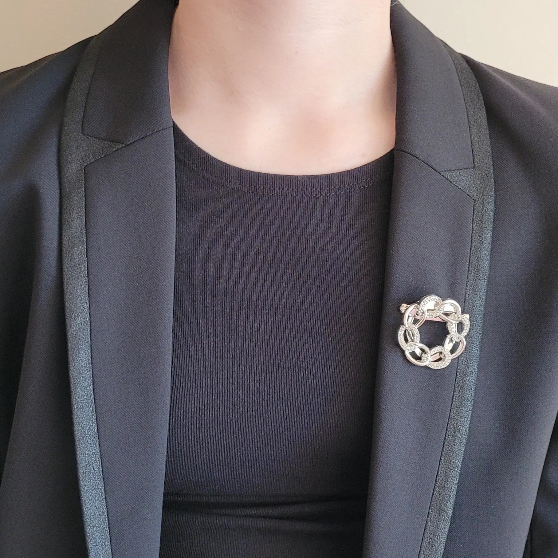 broche argentée Anaelle, un bijou moderne en forme de couronne de maillons 