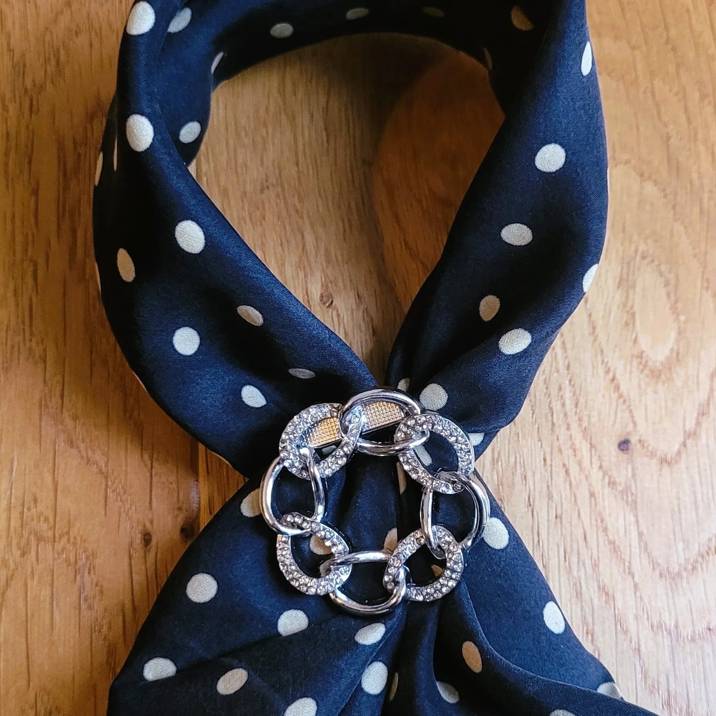 broche argentée Anaelle, une broche de foulard en forme de couronne de maillons