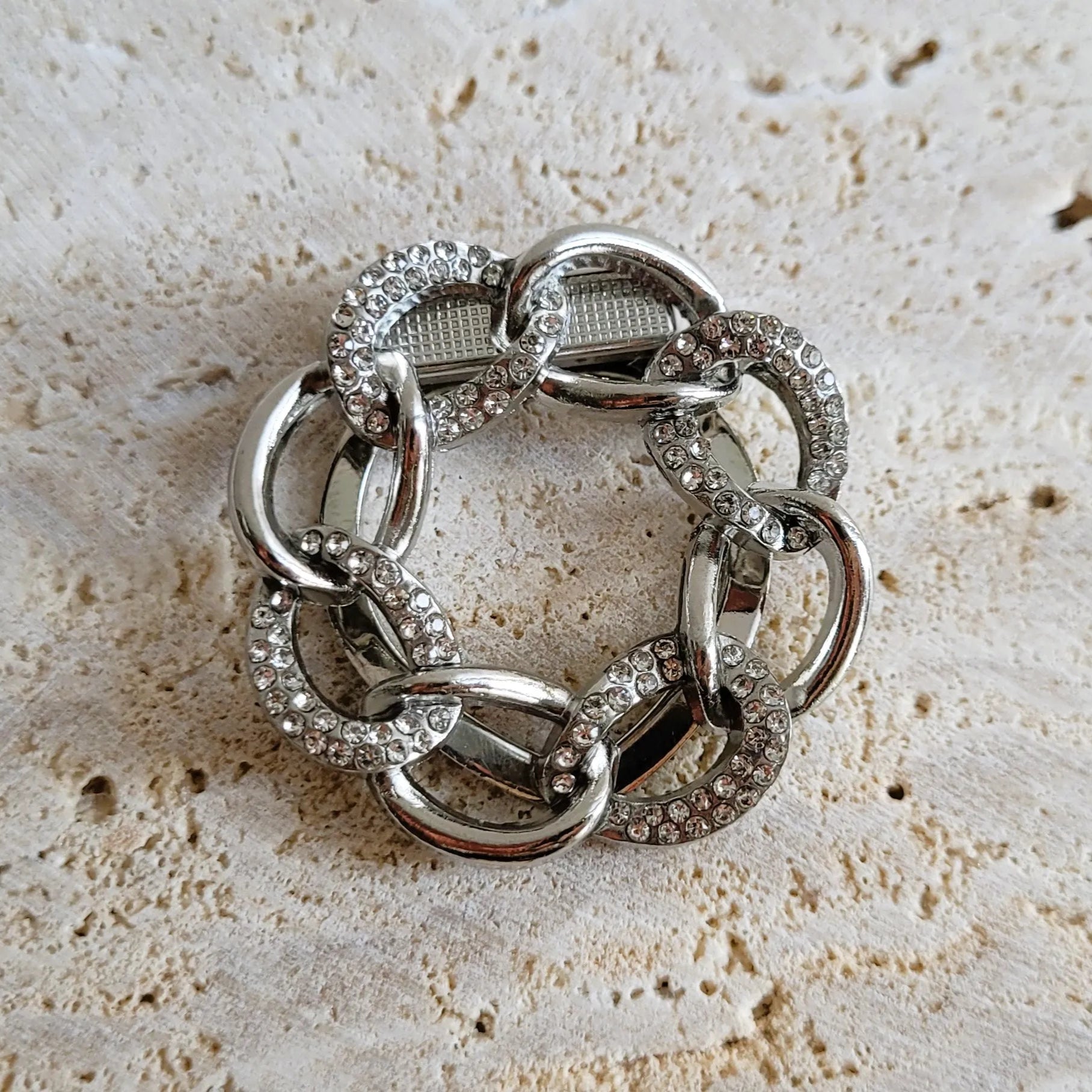 une broche argentée Anaelle en couronne de maillons pour sublimer un petit haut
