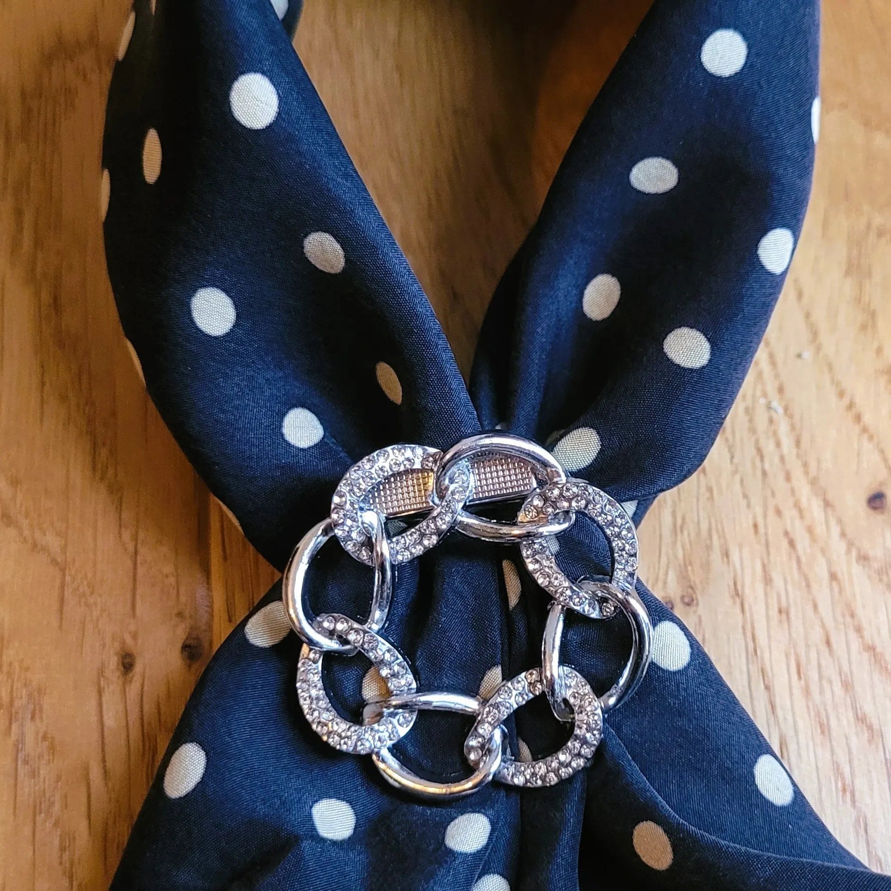 broche argentée Anaelle, une broche pour foulard en forme de couronne de maillons