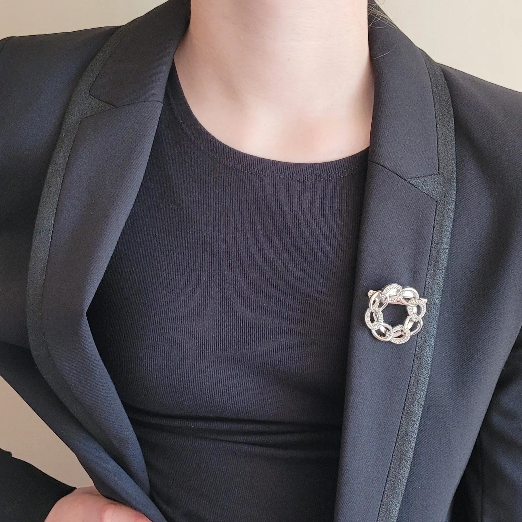 broche argentée Anaelle, une broche en forme de couronne de maillons pour vêtement de femme