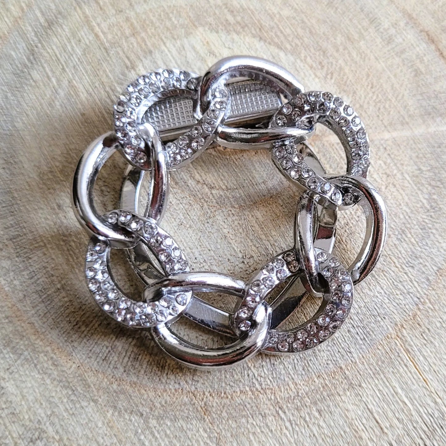 broche argentée Anaelle en couronne de maillons de la collection de broches bijoux