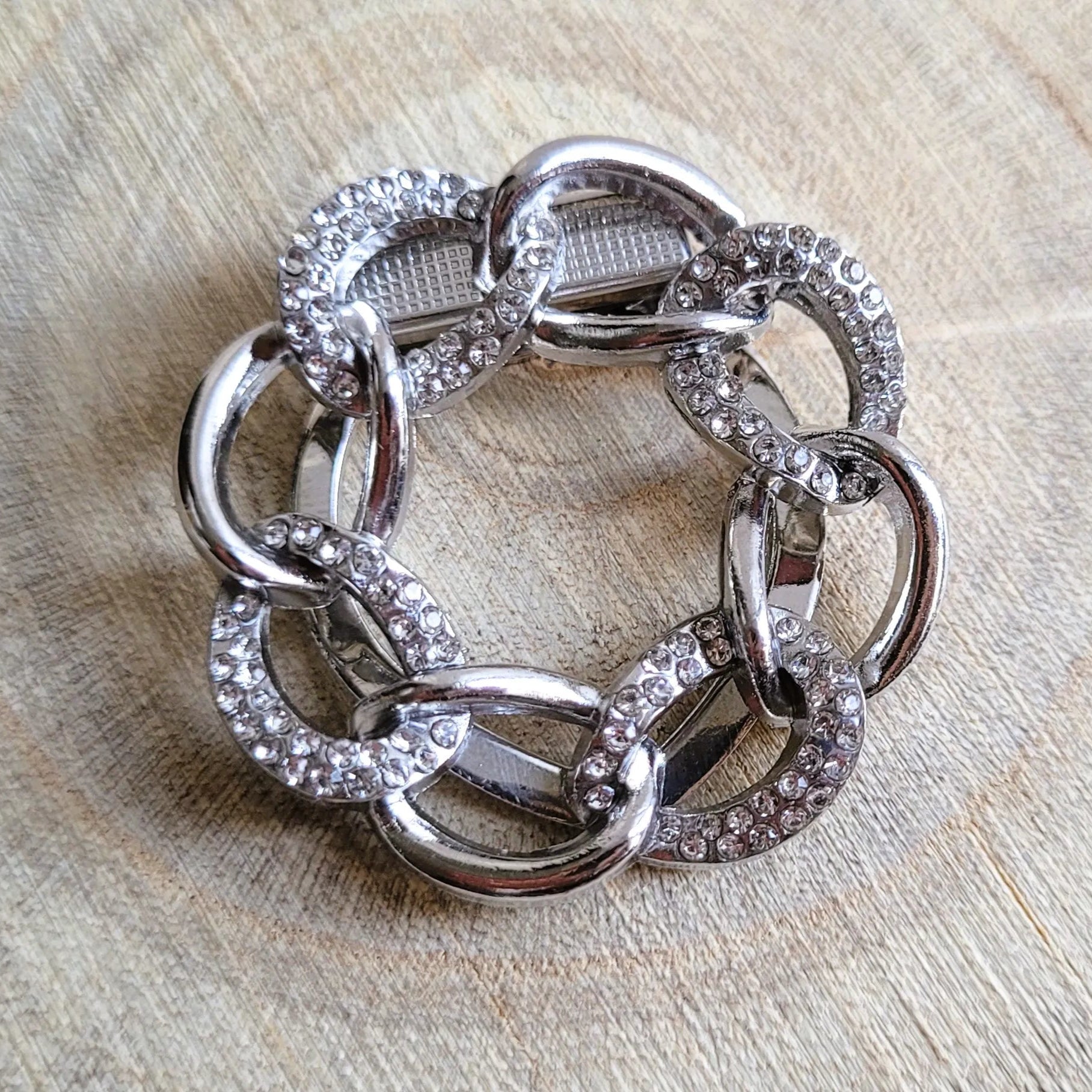 broche argentée Anaelle en couronne de maillons de la collection de broches bijoux