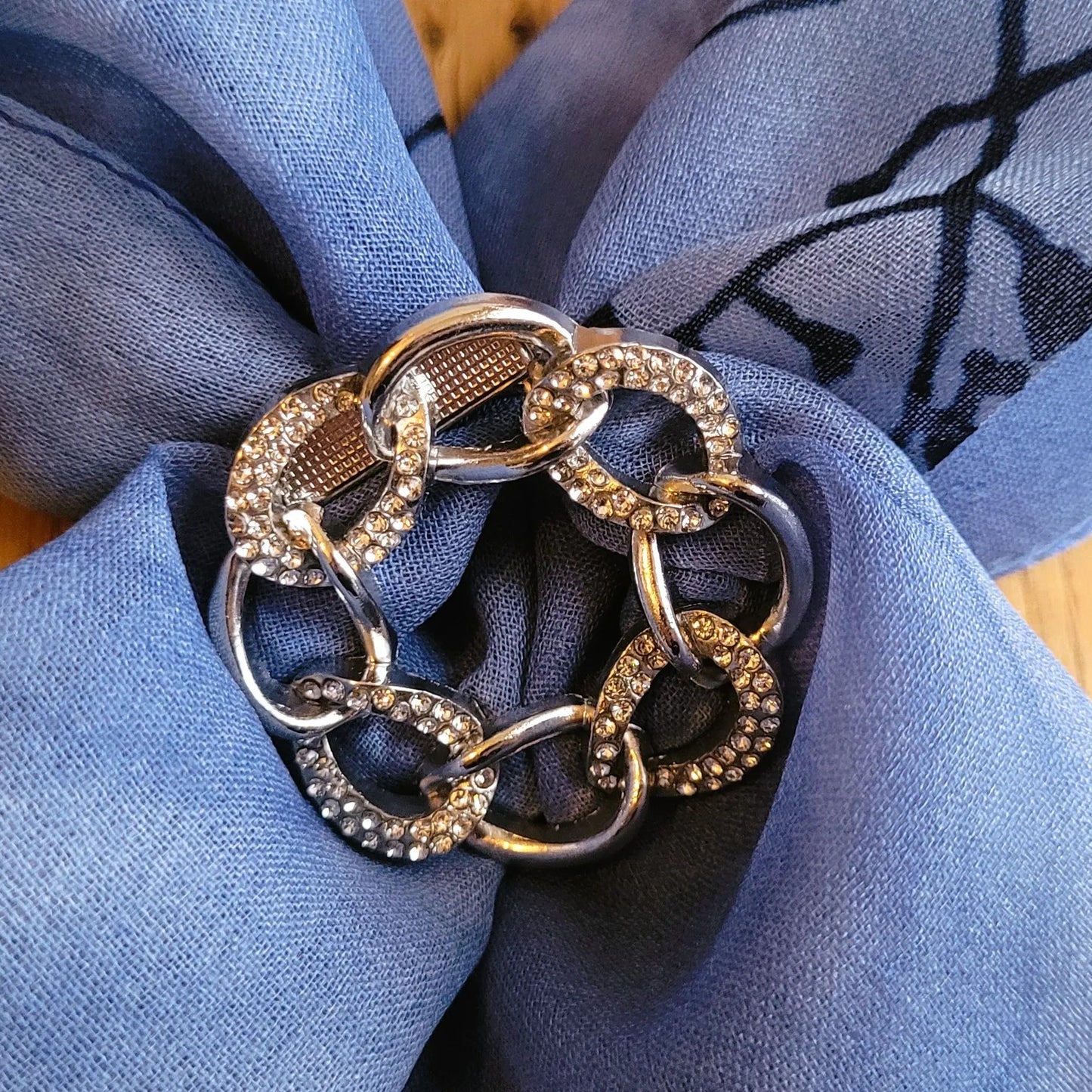 broche argentée Anaelle en forme de couronne de maillons, pour nouer un foulard
