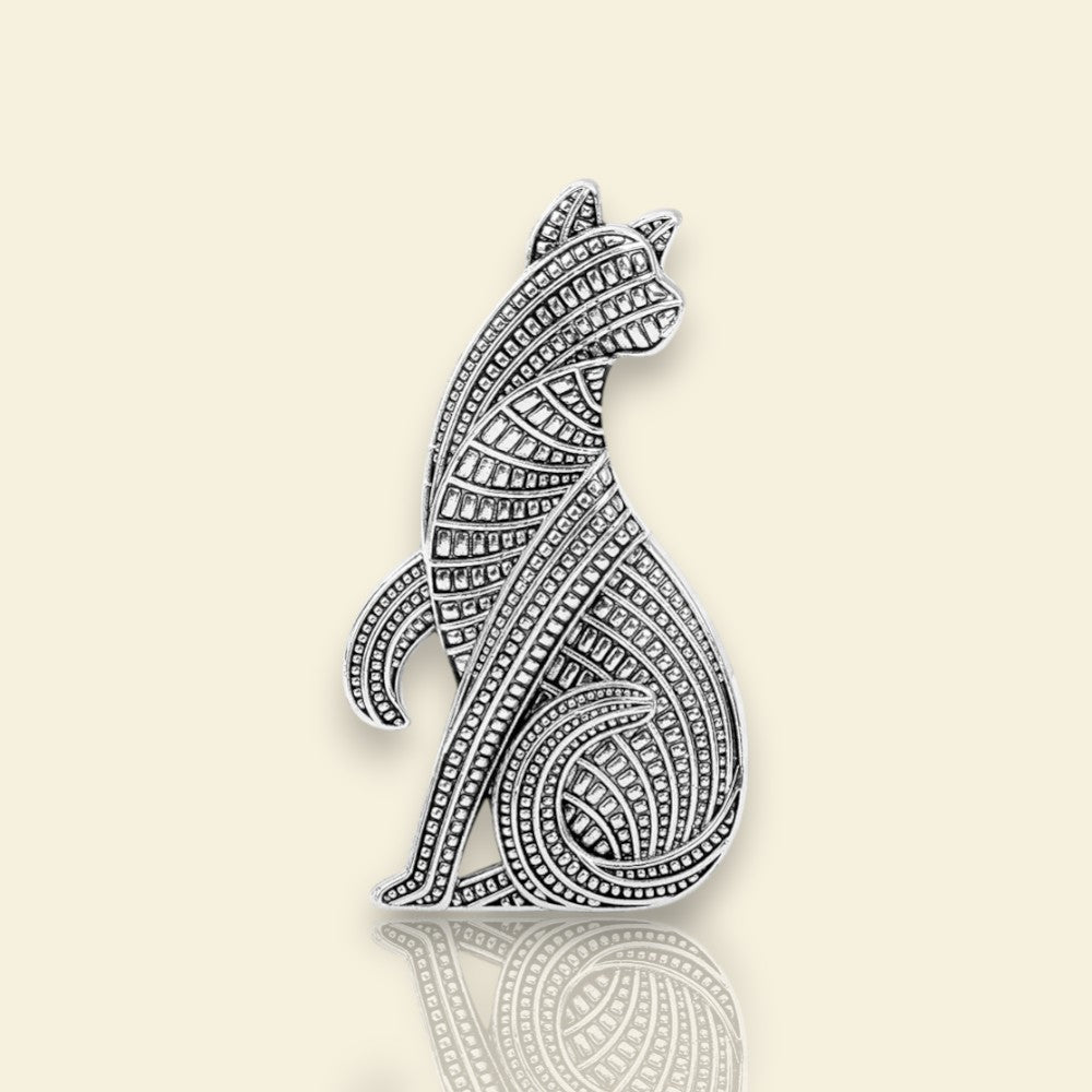 broche argentée Isis, une broche majestueuse pour vêtement de femme