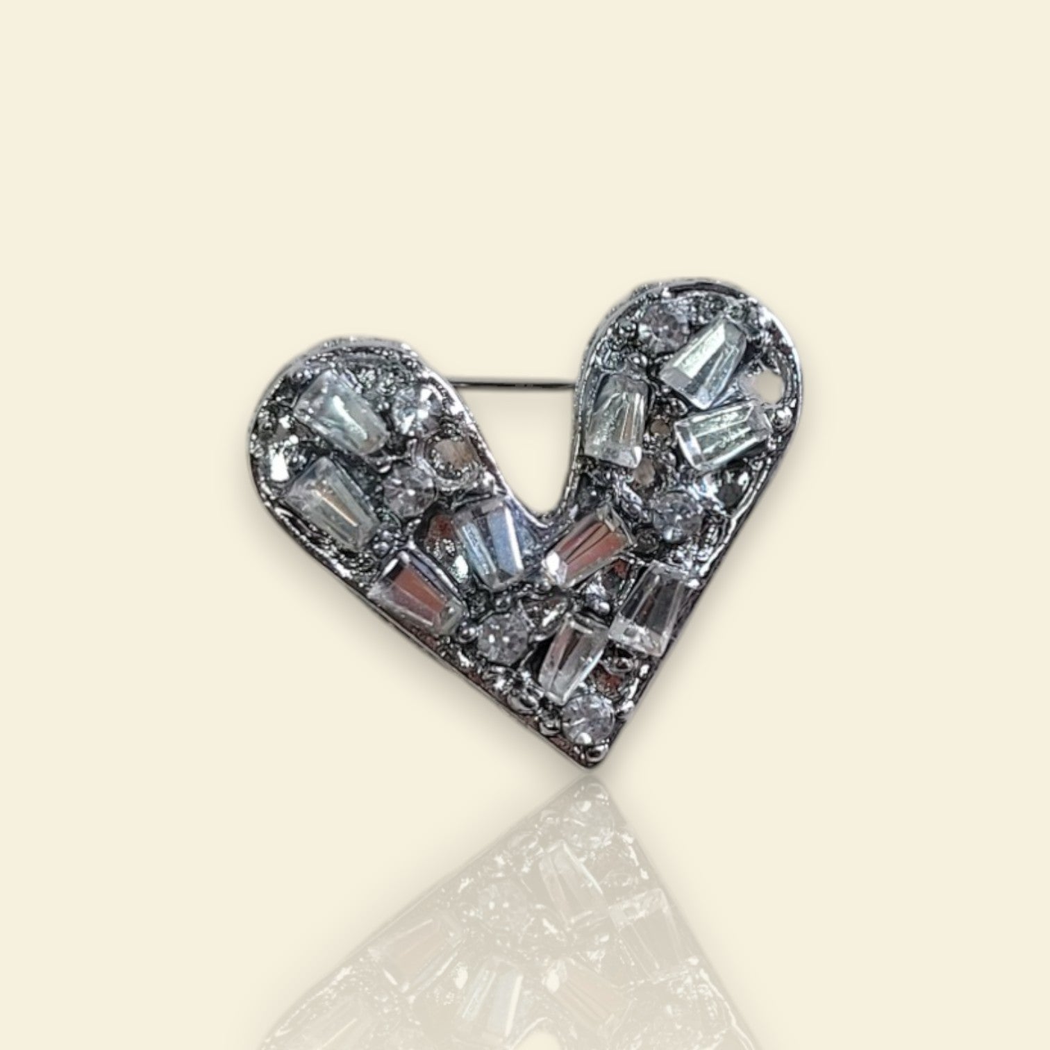 broche argentée Te quiero, une broche d’un petit cœur fait de barrettes de strass pour femme chic