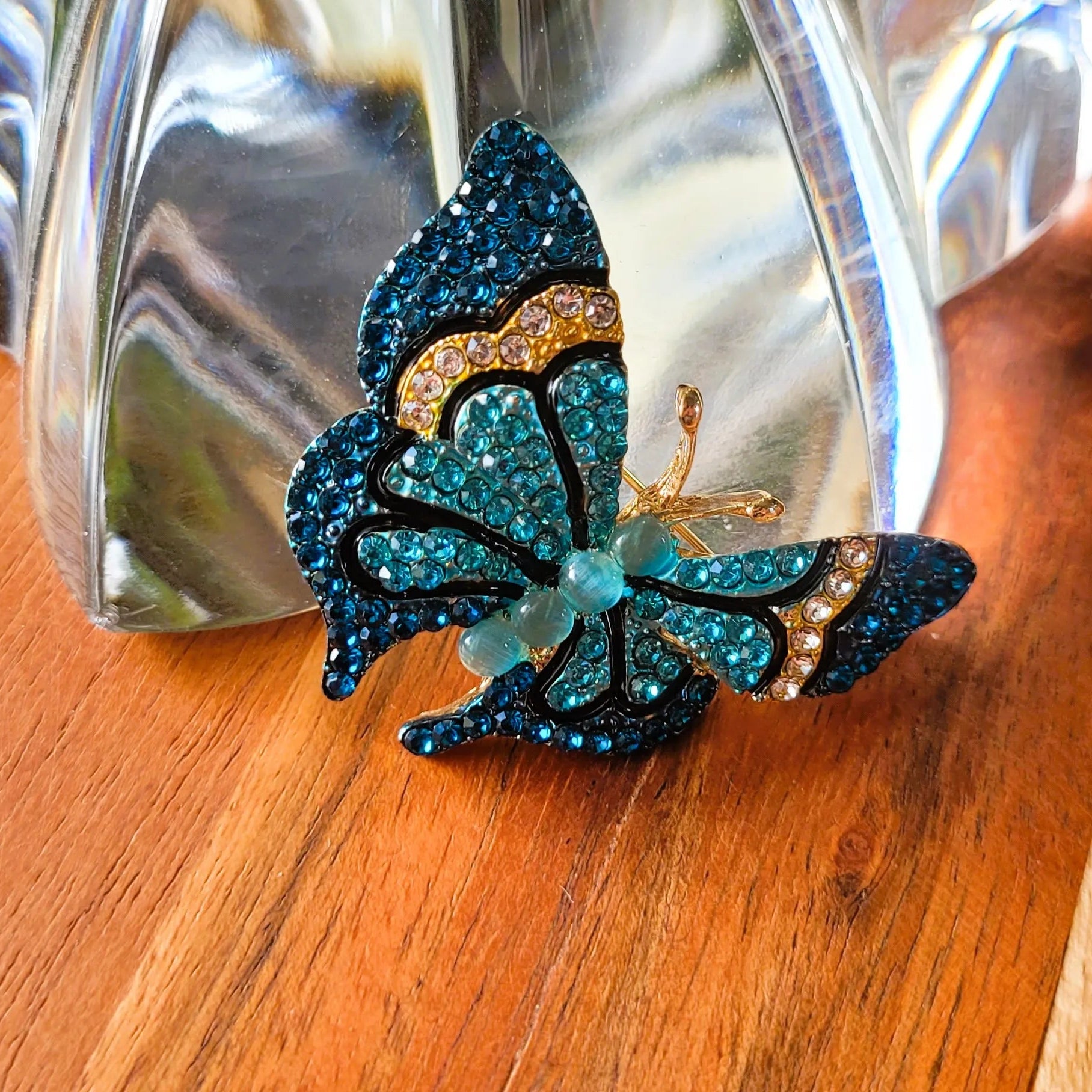 broche de luxe Célestine de Niiki Paris papillon bleu