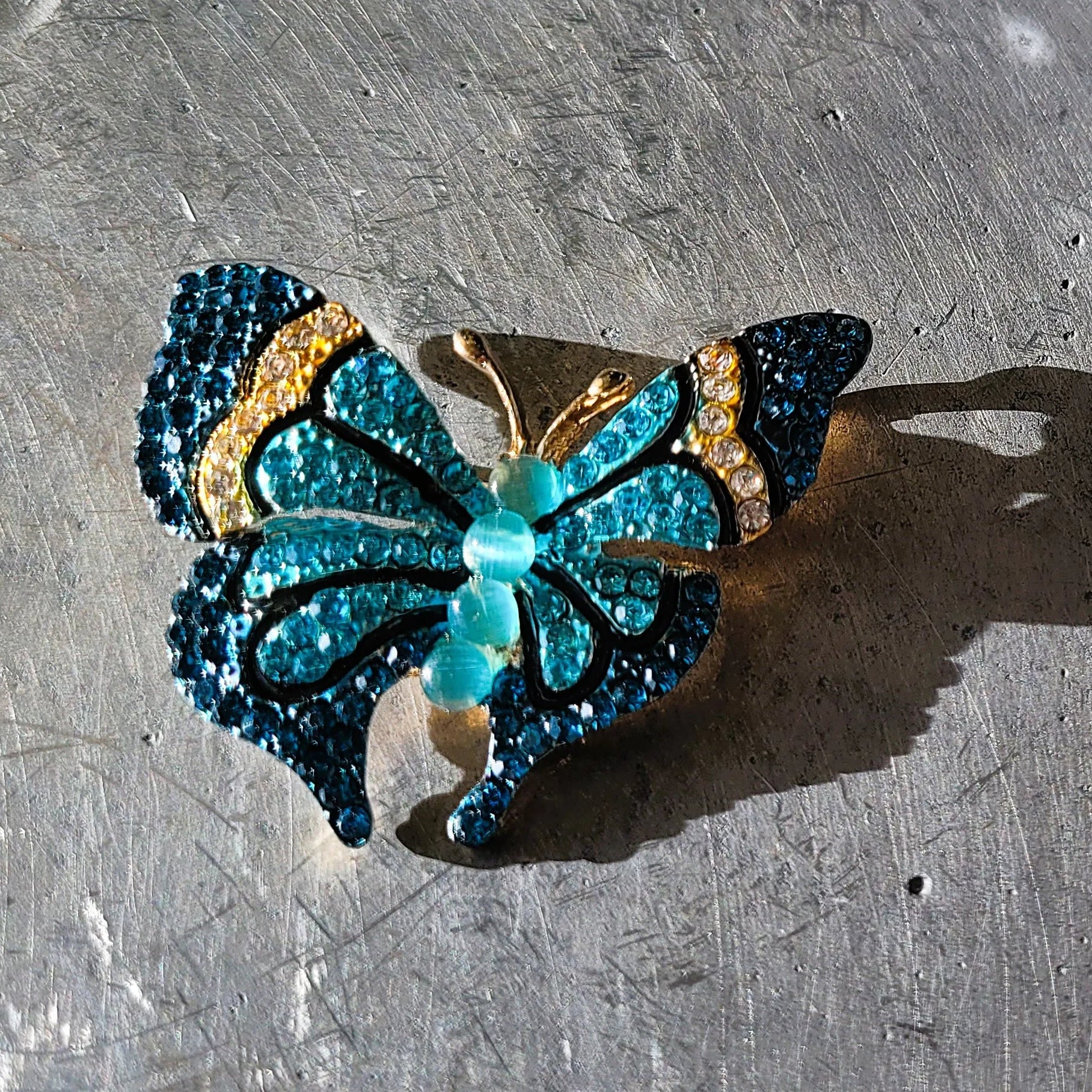 broche pour vêtement Célestine de Niiki Paris papillon bleu