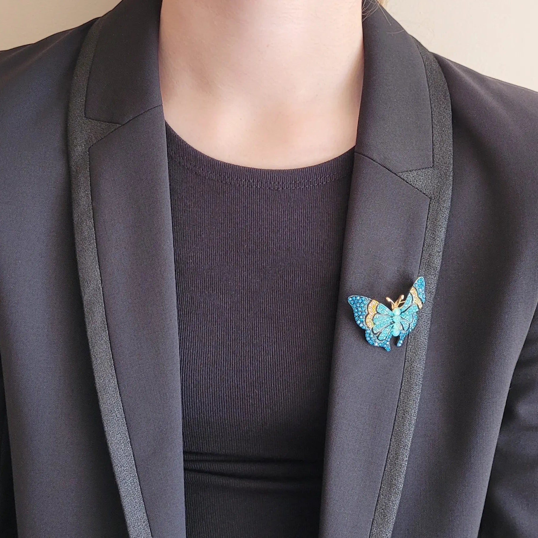 broche papillon bleu pour vêtement de femmes Célestine de Niiki Paris