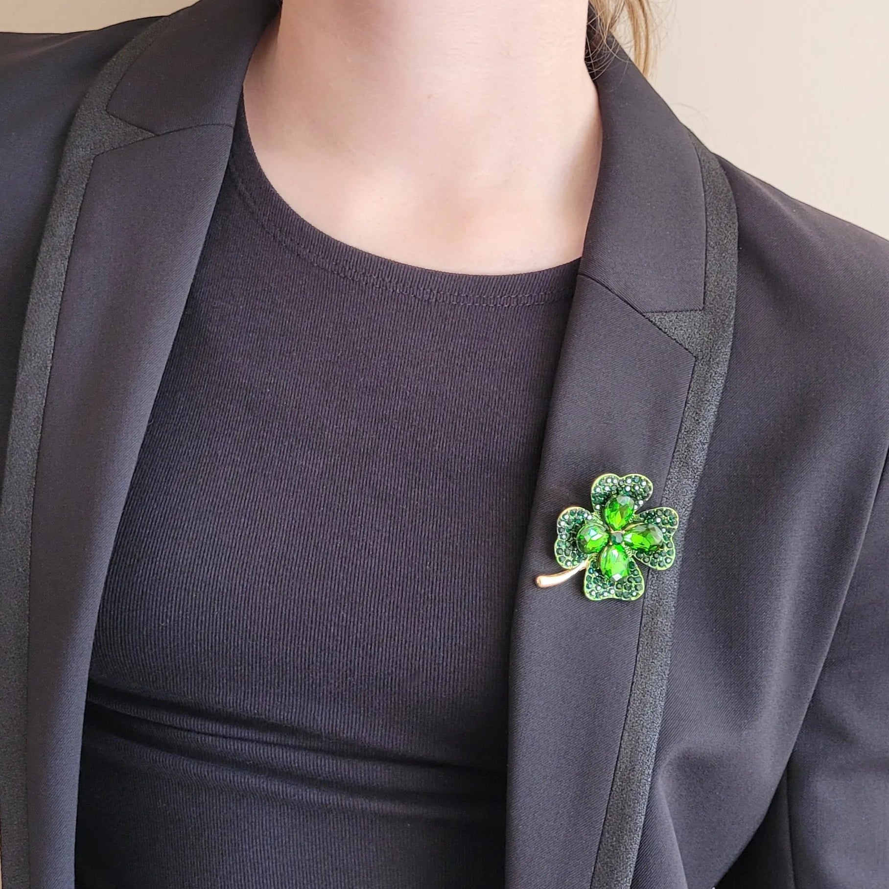 broche aux cristaux verts pour femme chic modèle Chanceuse de Niiki Paris
