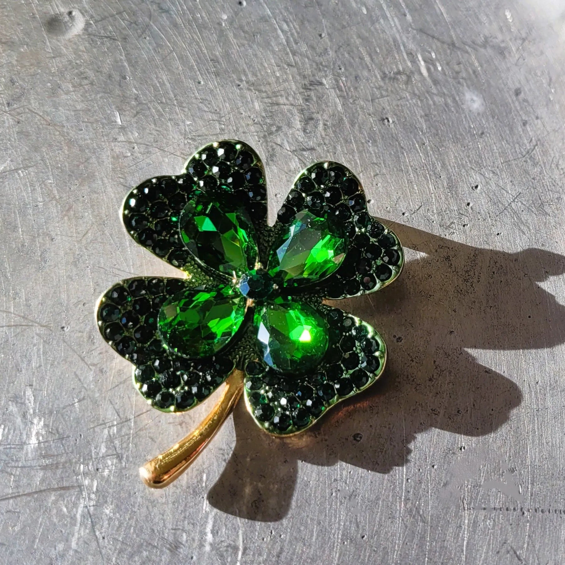 broche pour vêtement modèle chanceuse de Niiki Paris trèfle à quatre feuilles