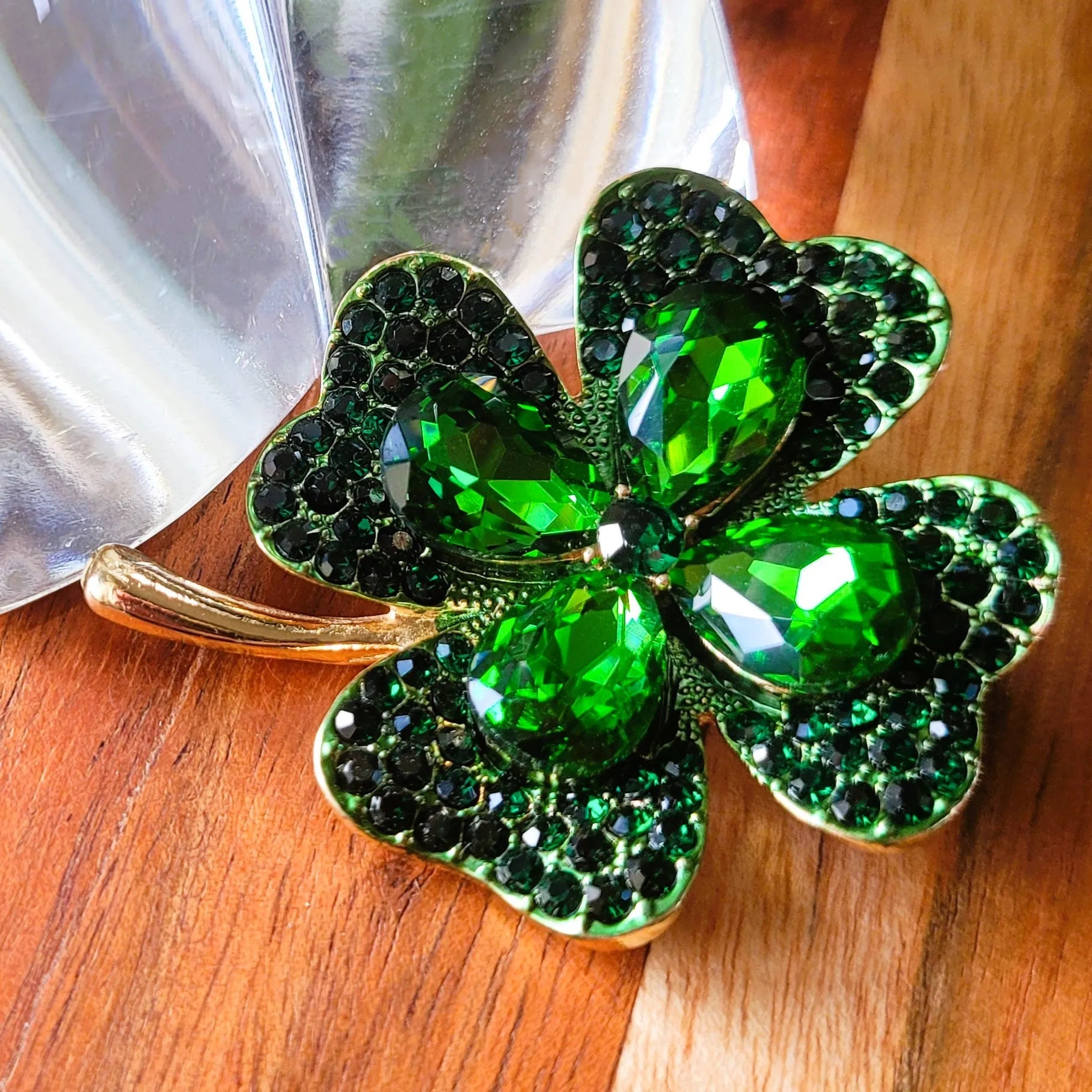broche pour vêtement de femmes modèle chanceuse de Niiki Paris trèfle à quatre feuilles
