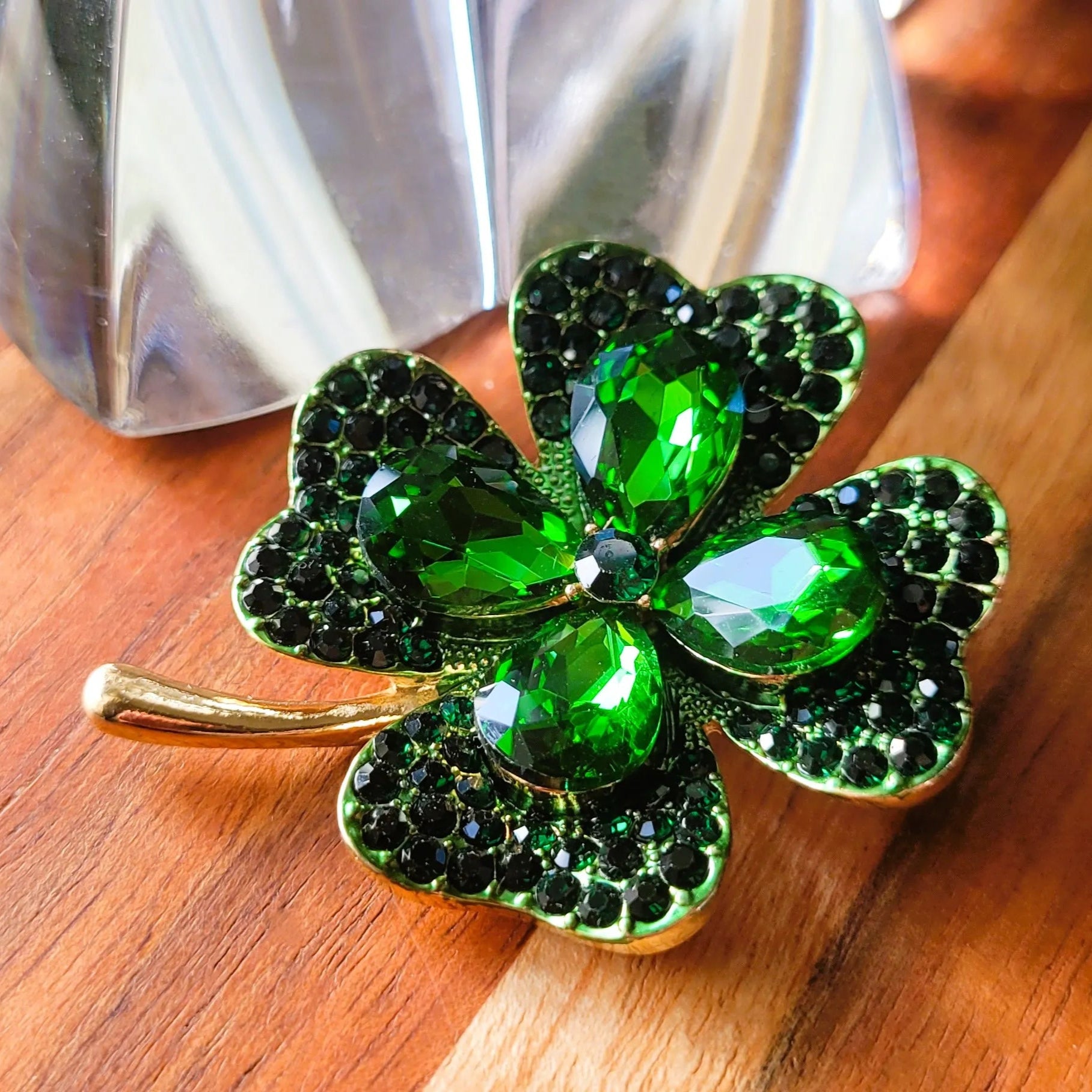 broche pour vêtement de femmes modèle chanceuse de Niiki Paris aux cristaux verts