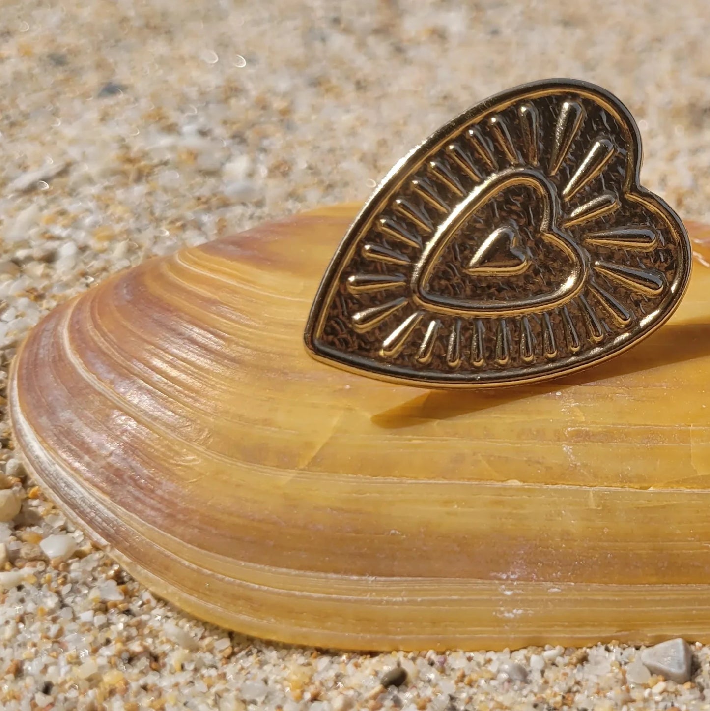 broche design Valentine en forme de cœur doré