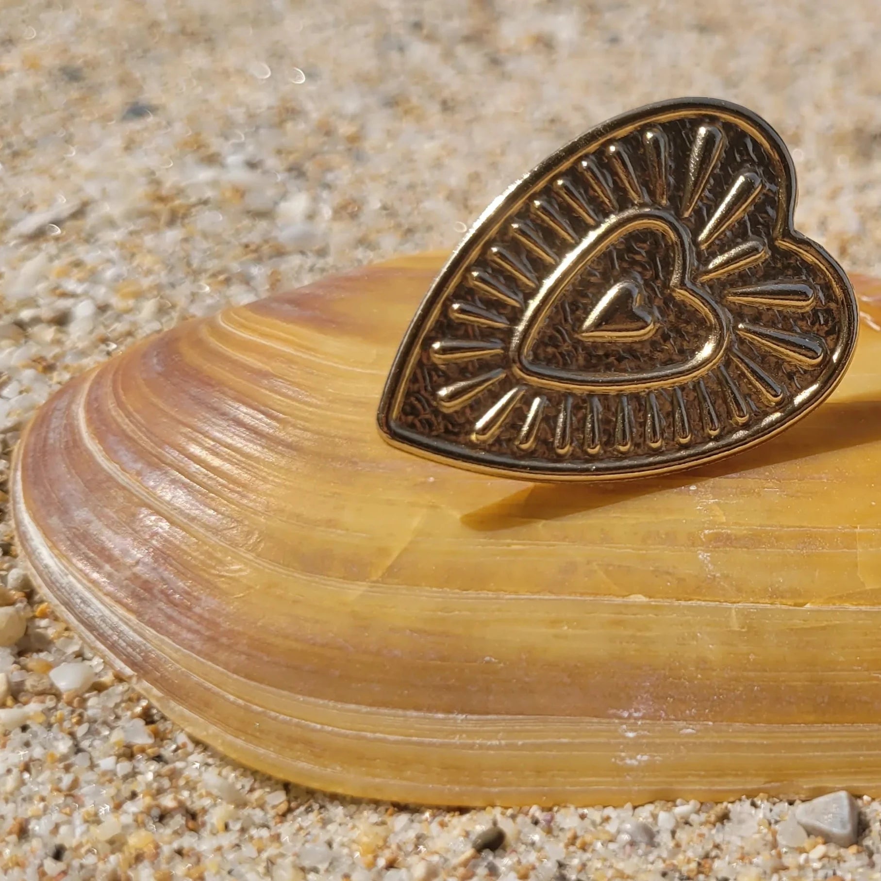 broche design Valentine en forme de cœur doré