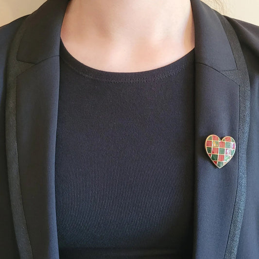 broche dorée Amore, une broche cœur à damier rouge et vert