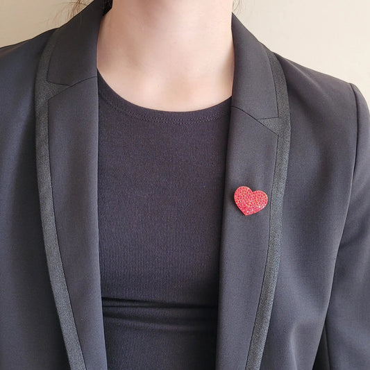 broche dorée Amour, une broche en forme de cœur rouge pour vêtement de femme