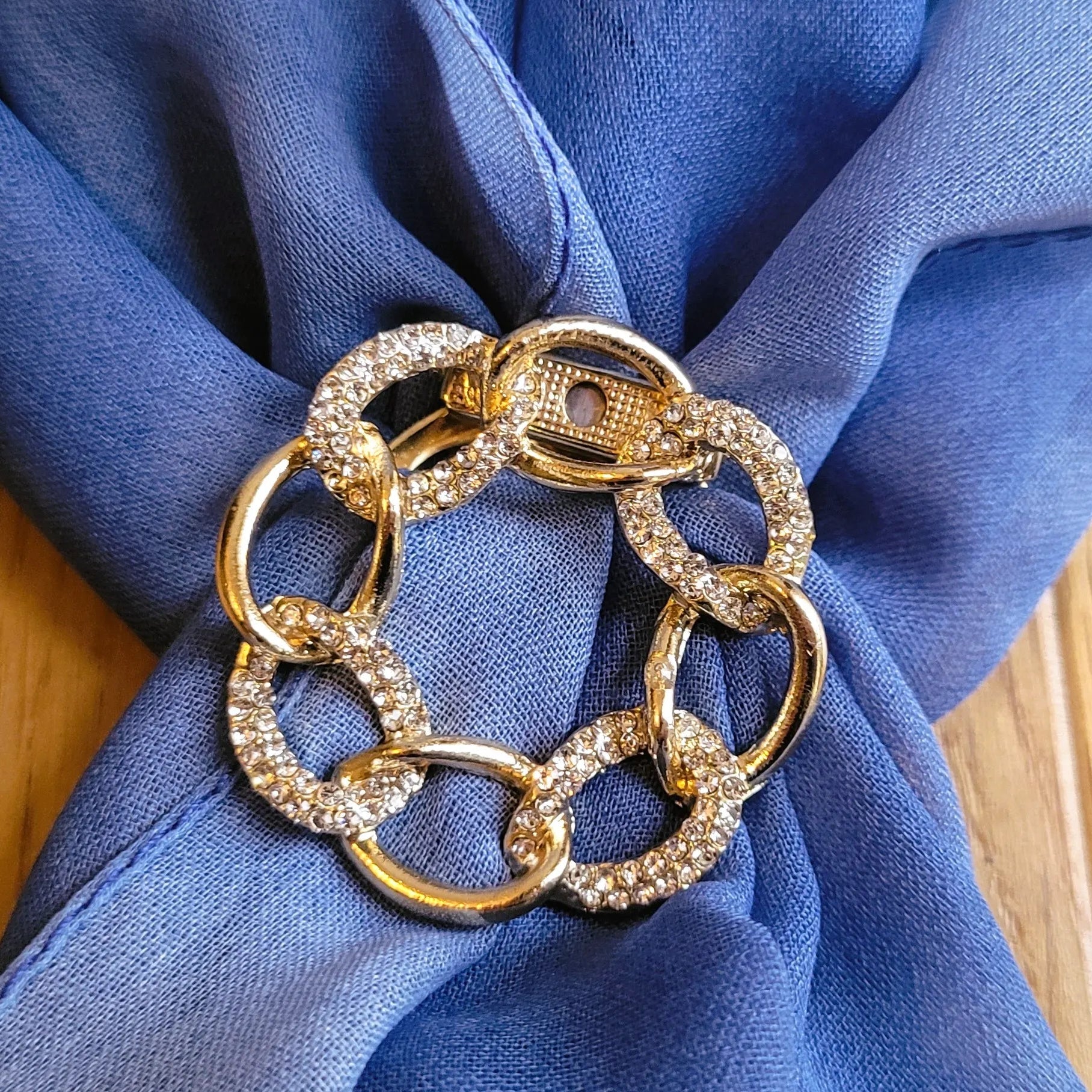 broche dorée Anaelle, une boucle pour foulard en forme de couronne de maillons