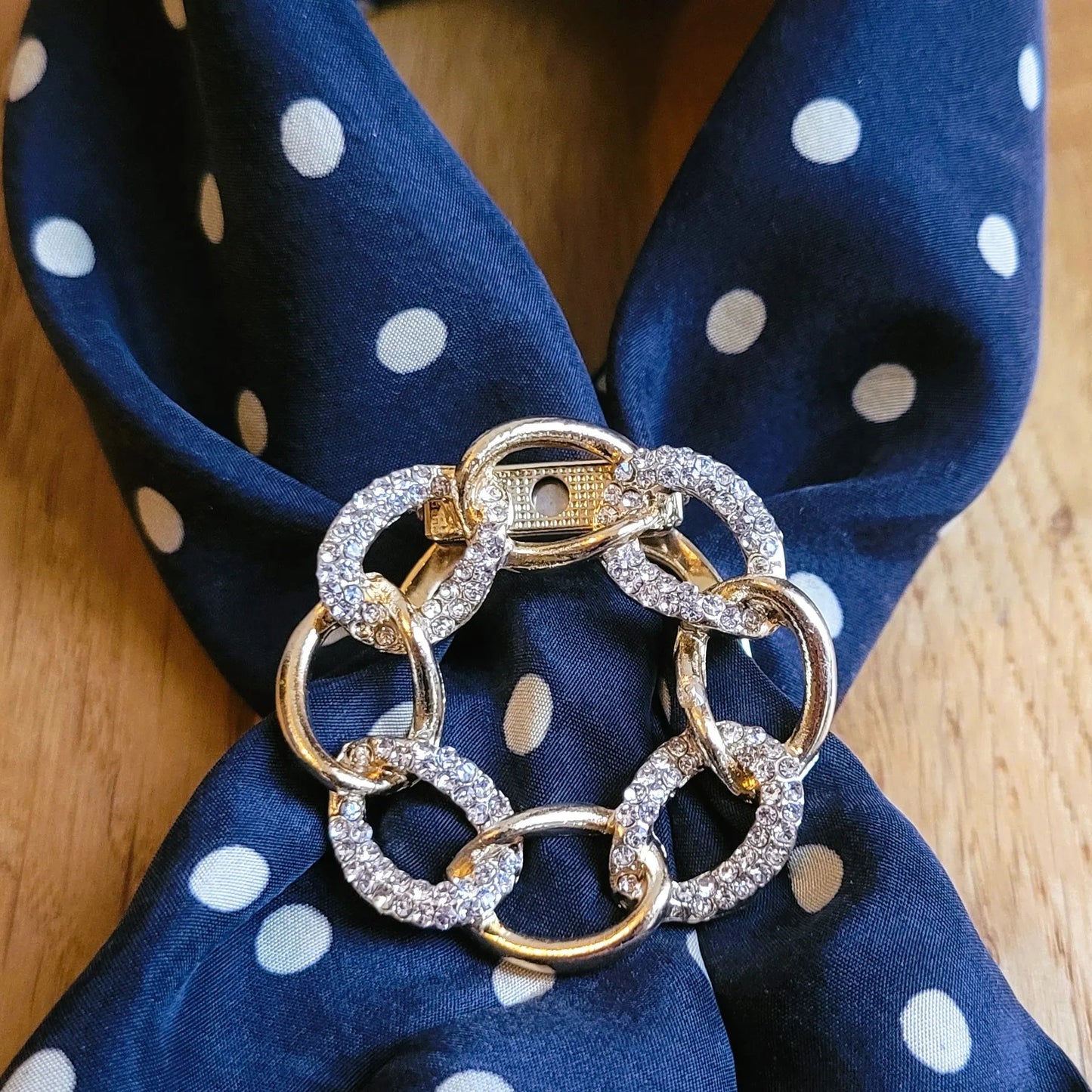 broche dorée Anaelle, une broche de foulard en forme de couronne de maillons