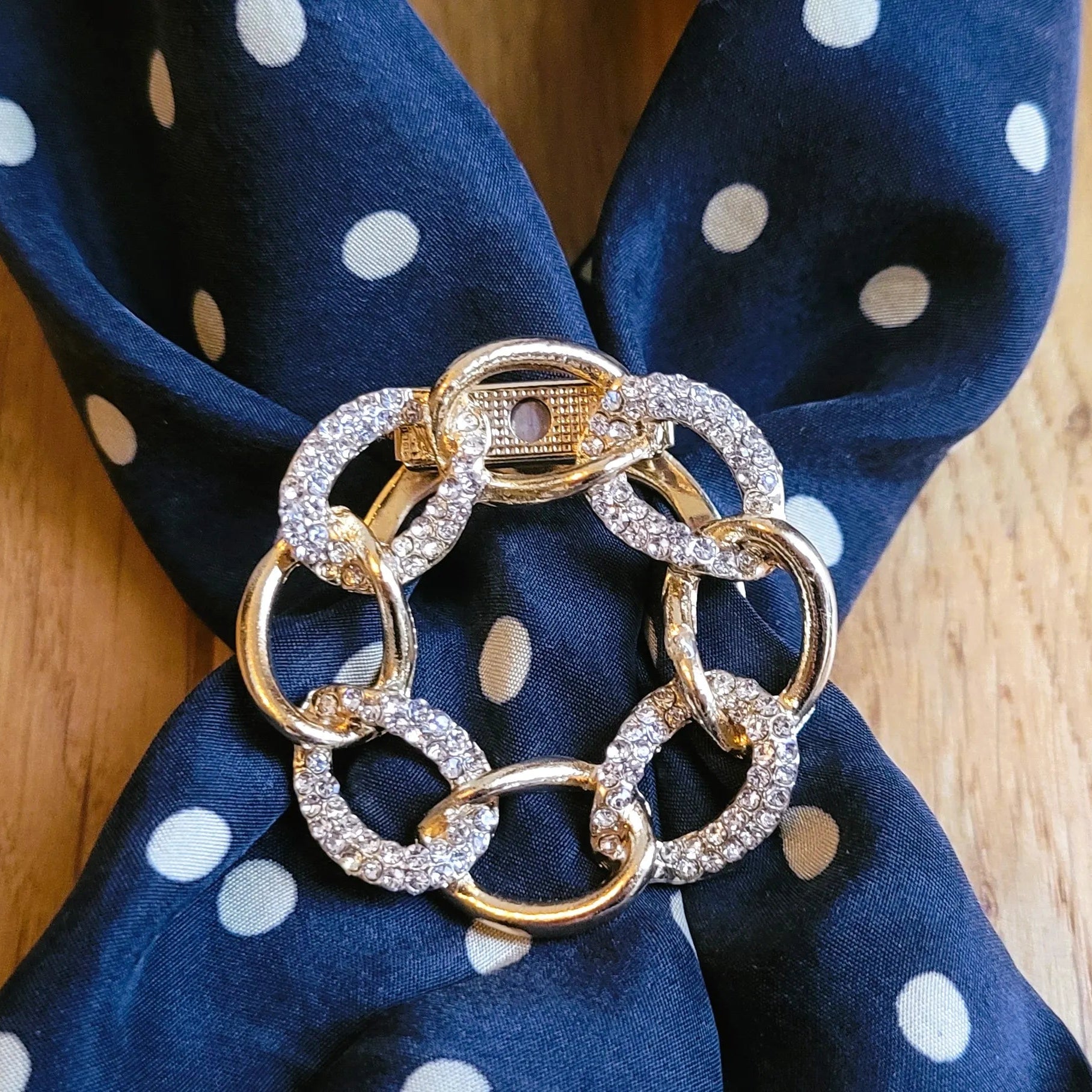 broche dorée Anaelle, une broche pour foulard en forme de couronne de maillons