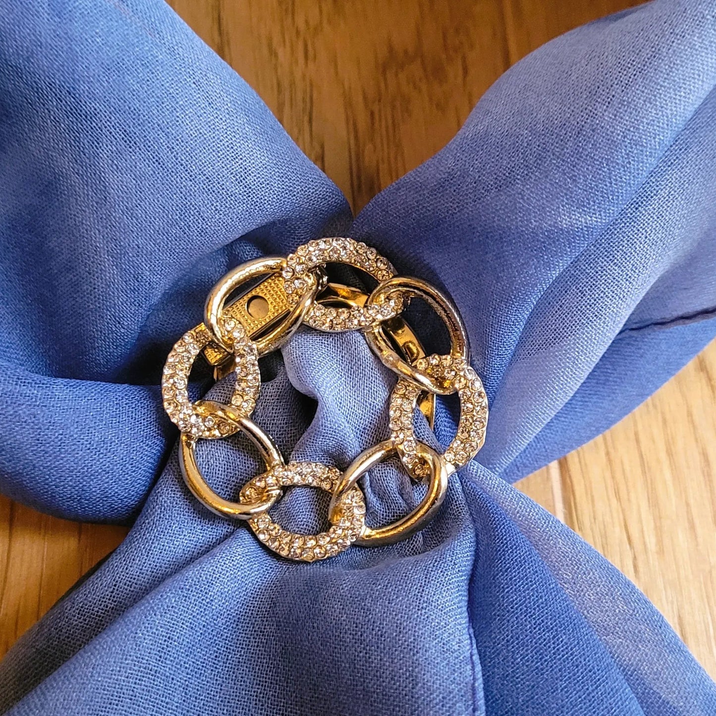 broche dorée Anaelle en forme de couronne de maillons, pour nouer un foulard