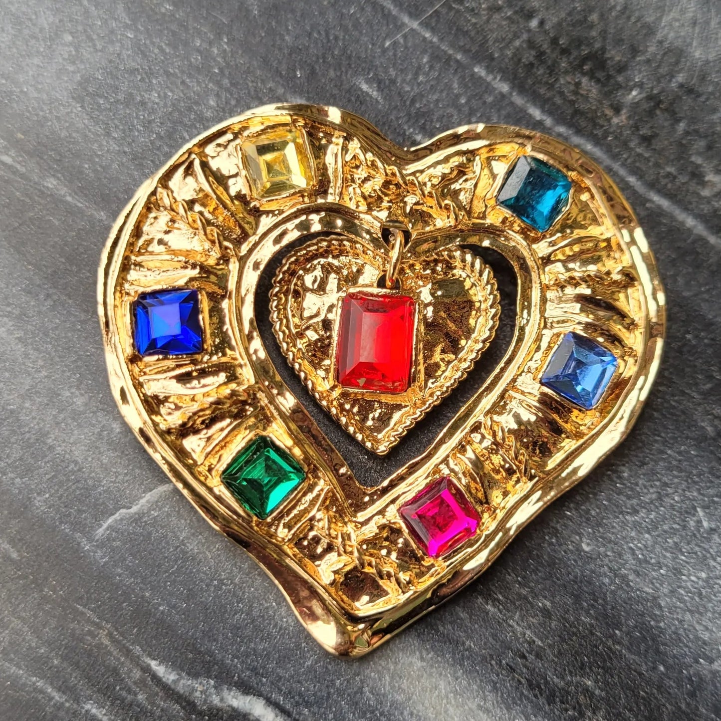 broche dorée Aphrodite, une broche couture d’un cœur pour vêtement