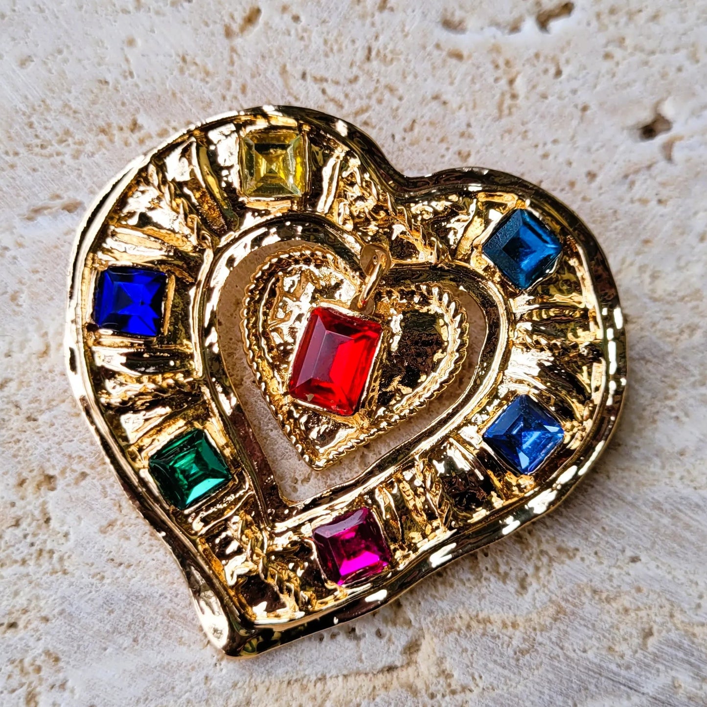 broche dorée Aphrodite, une broche cœur colorée pour vêtement 
