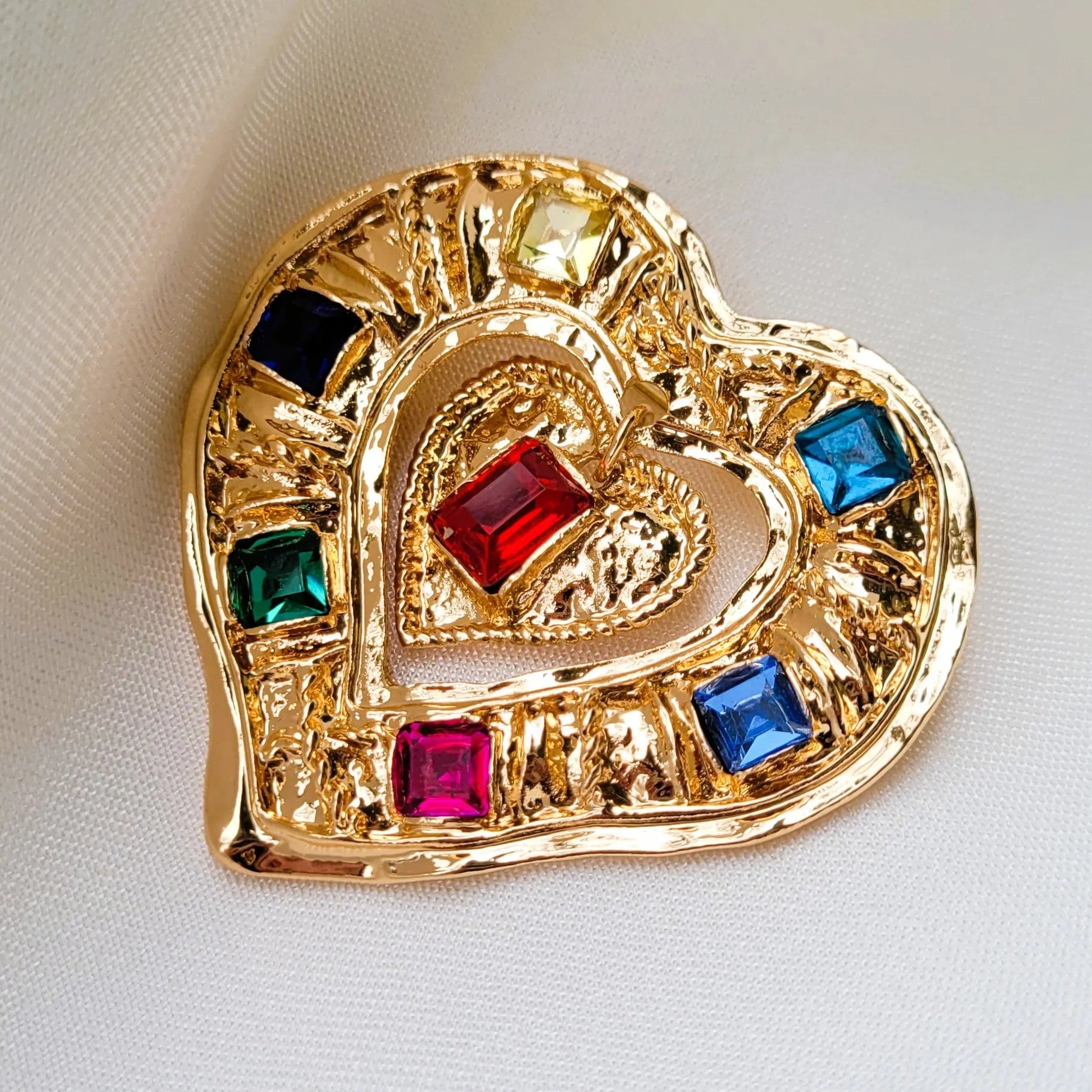 broche dorée Aphrodite, une broche couture d’un cœur pour vêtement de femme