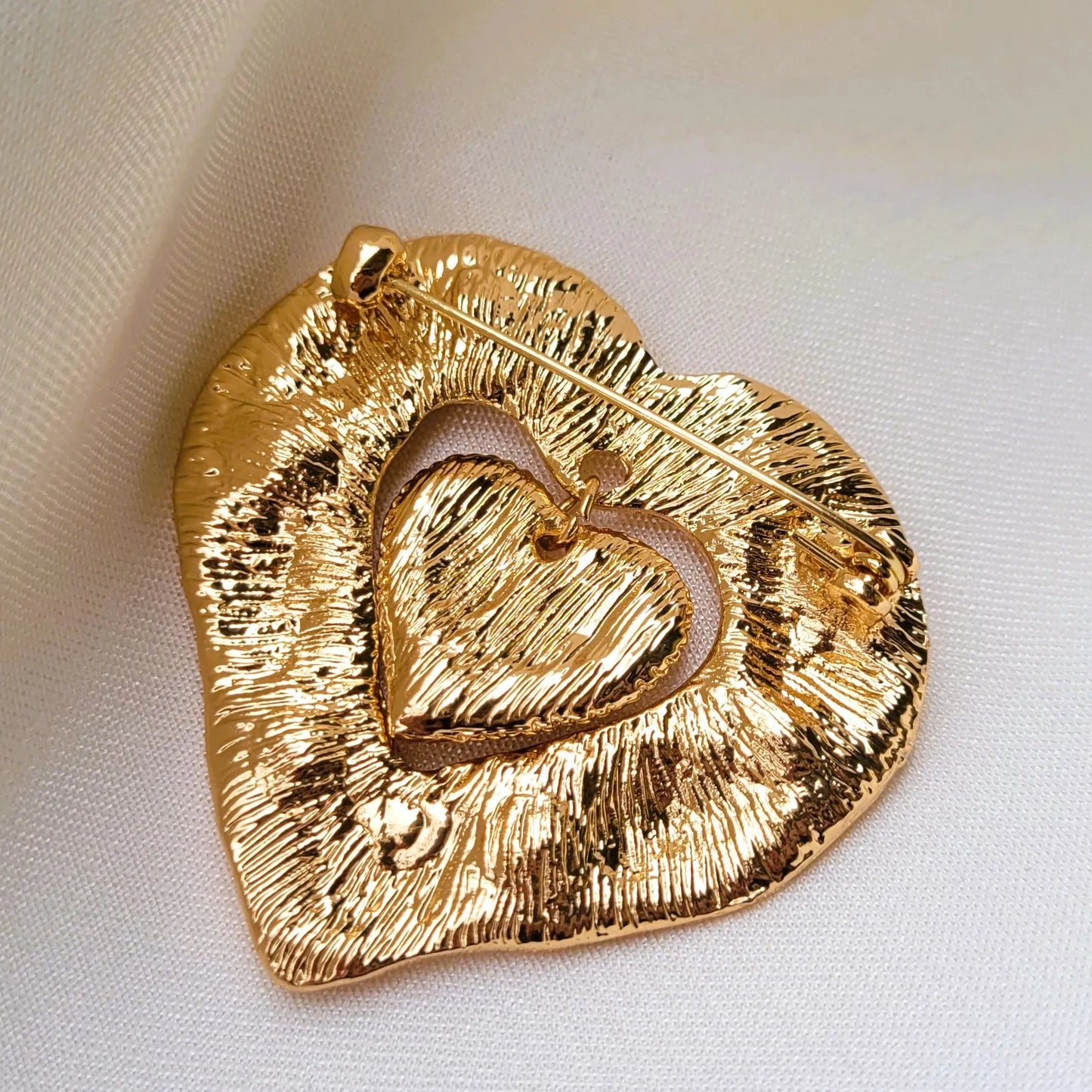 broche dorée Aphrodite, une broche cœur colorée pour vêtement de femme 