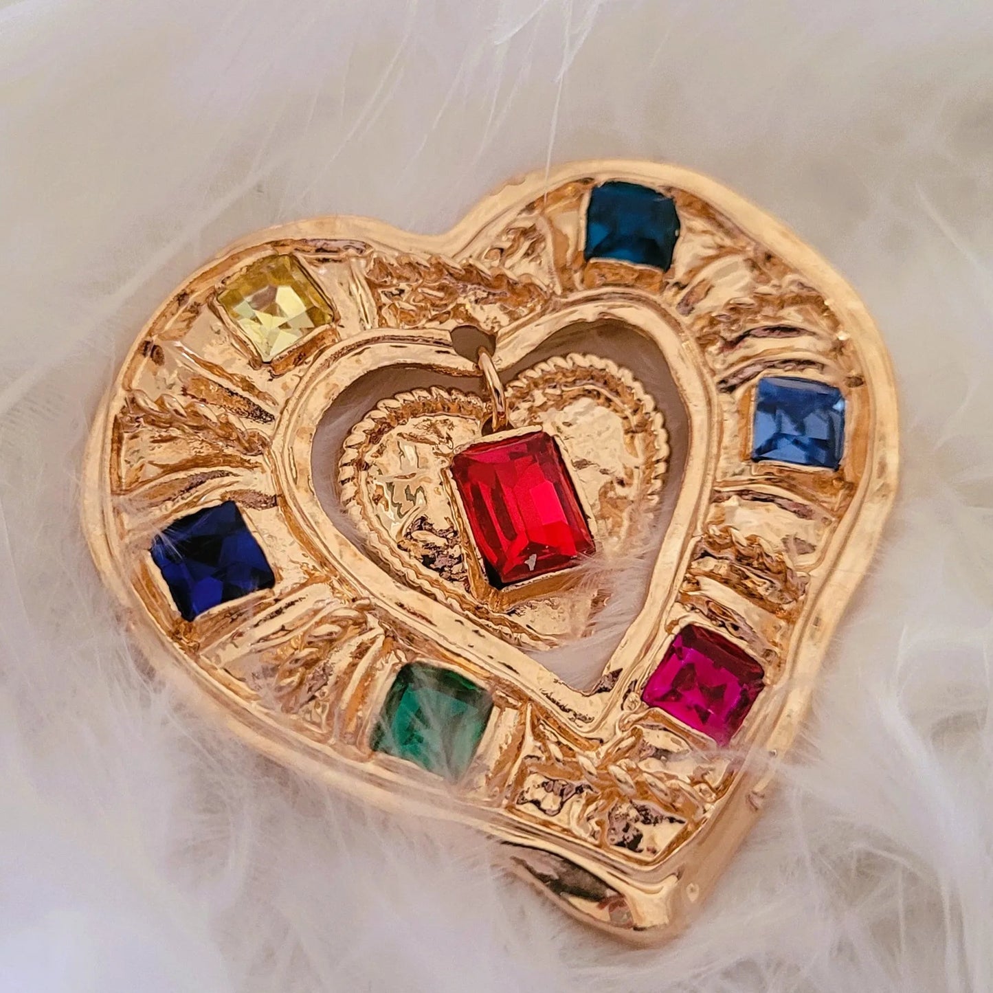 broche dorée Aphrodite, un bijou couture d’un cœur 