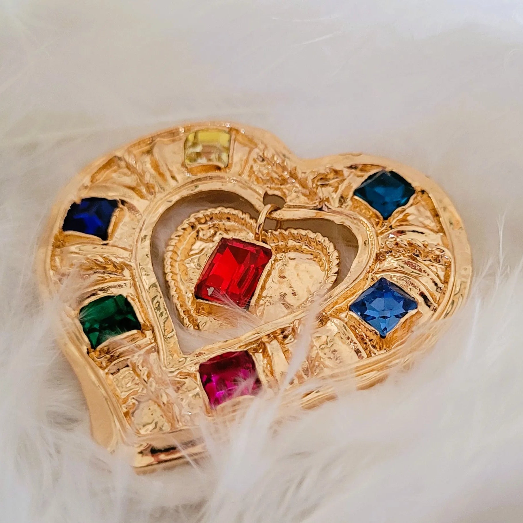 broche dorée Aphrodite, un bijou cœur coloré